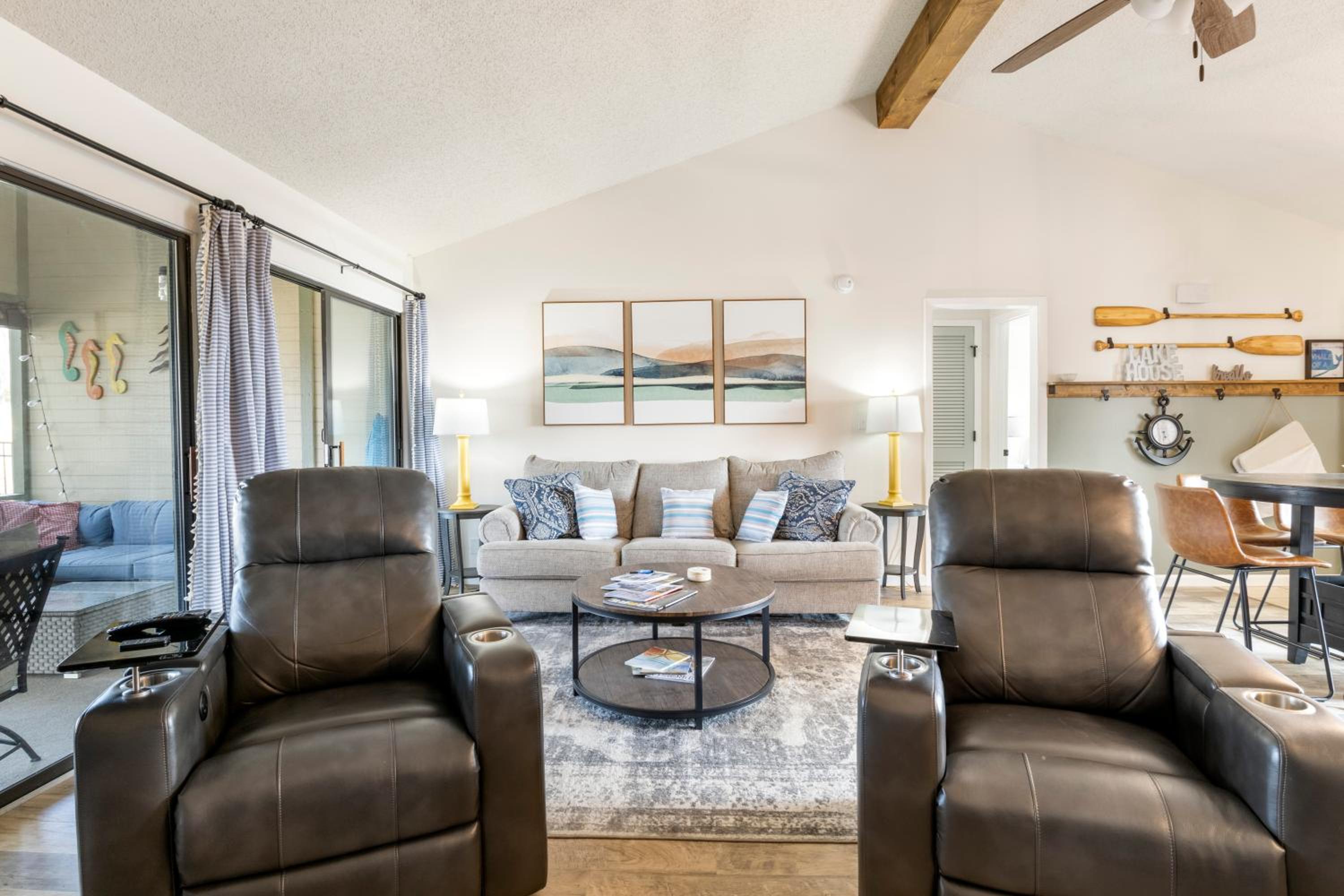 Fairway and Lake Views with Hot Tub, Fire Pit and Spacious Rooms