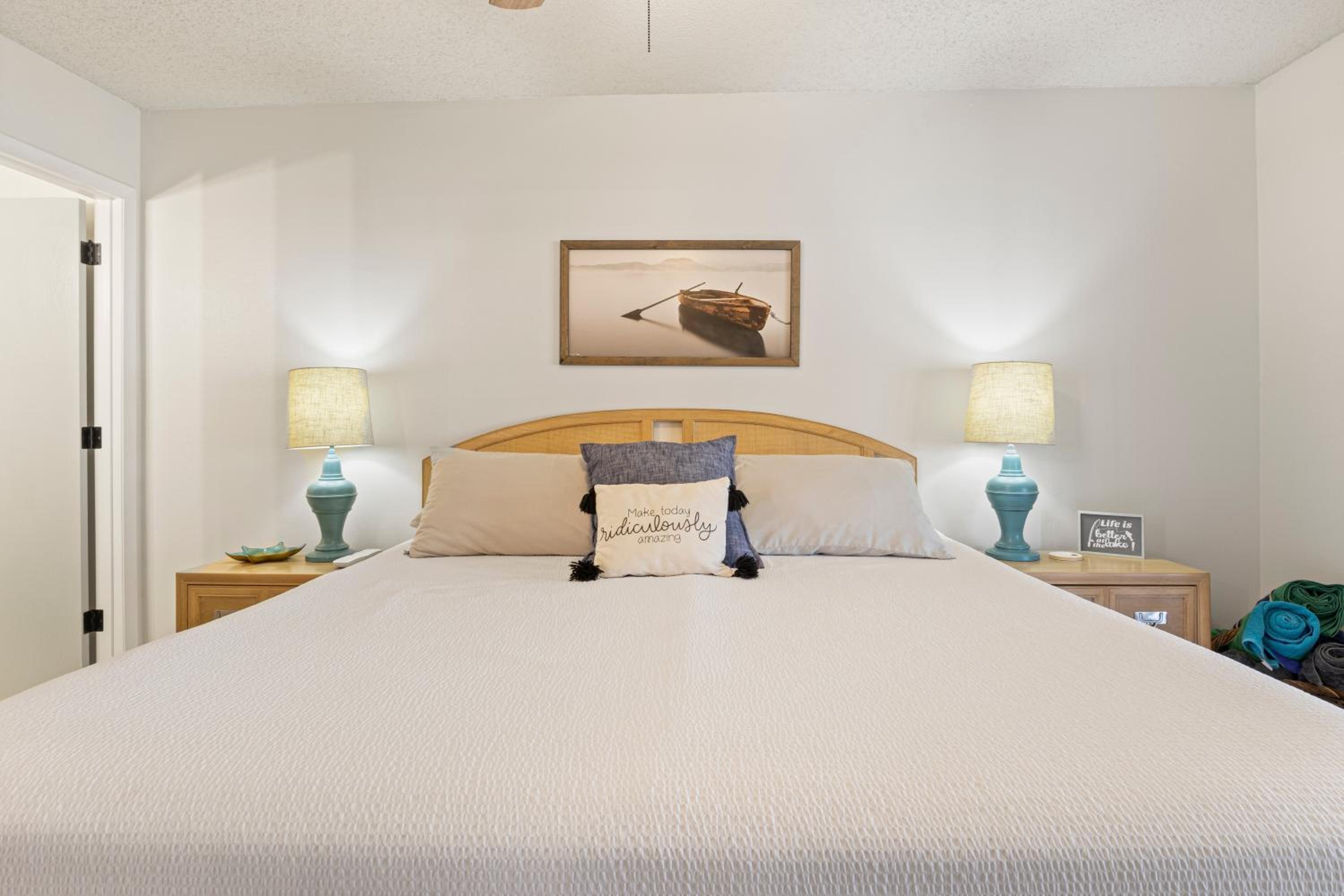 Fairway and Lake Views with Hot Tub, Fire Pit and Spacious Rooms