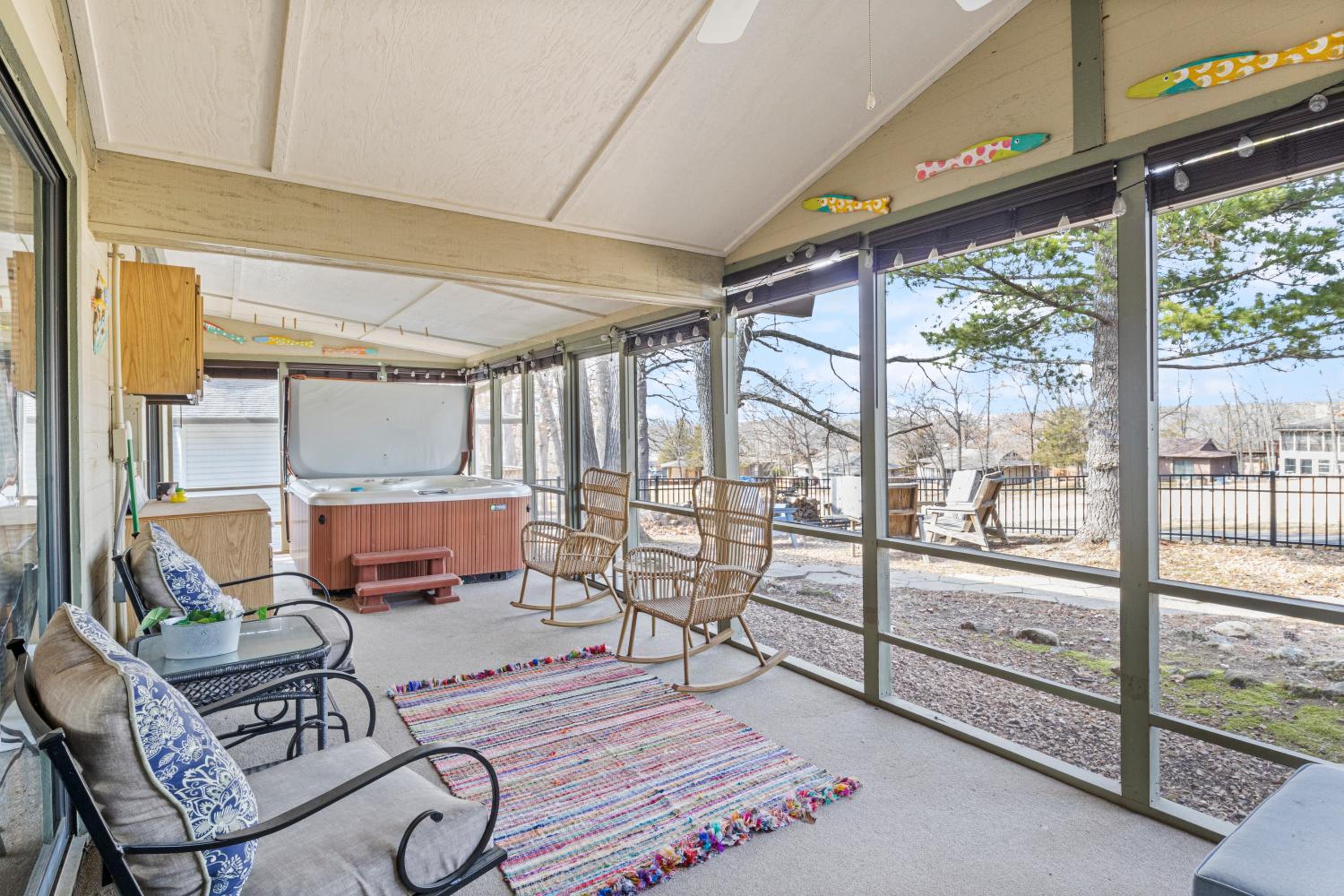 Fairway and Lake Views with Hot Tub, Fire Pit and Spacious Rooms