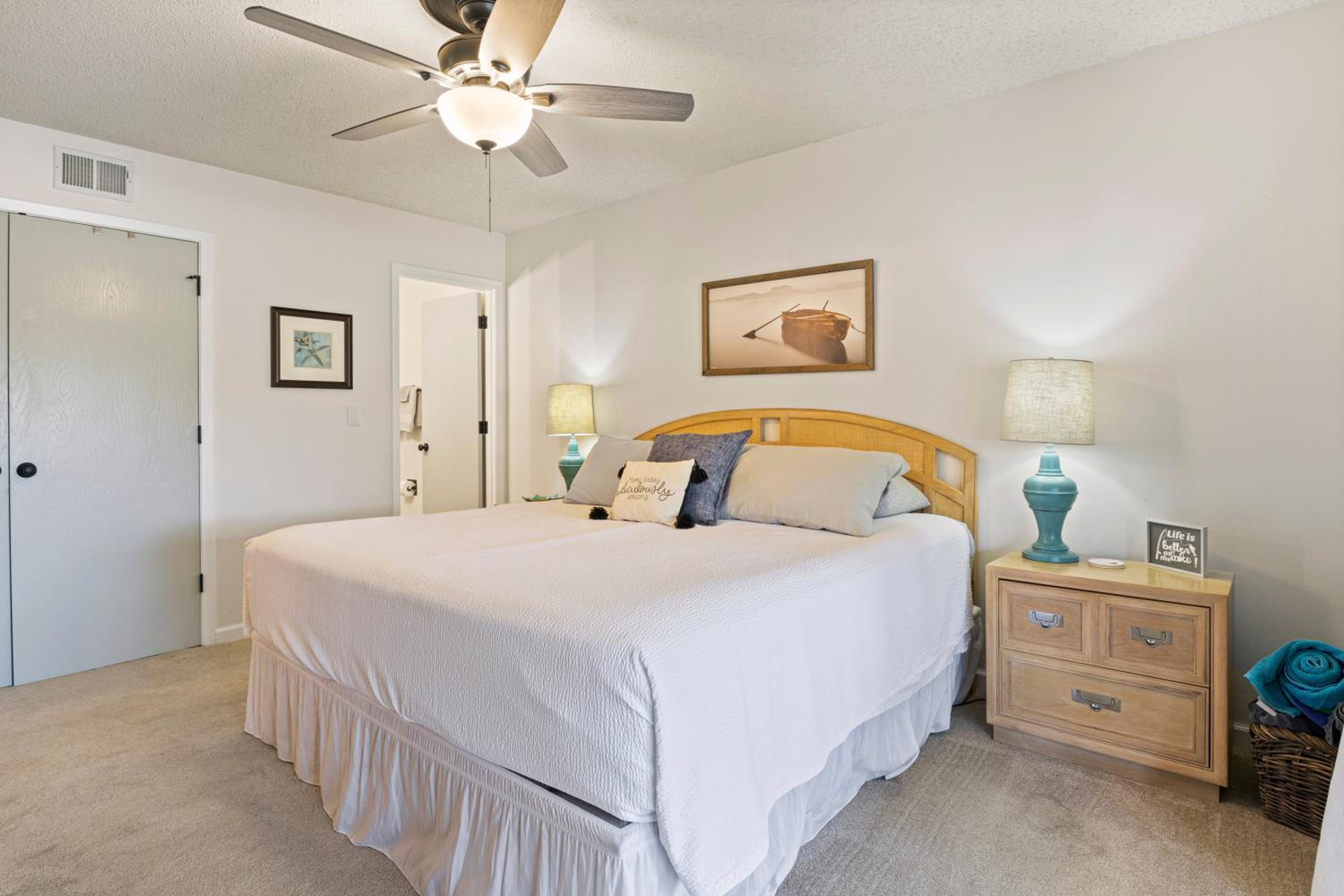Fairway and Lake Views with Hot Tub, Fire Pit and Spacious Rooms