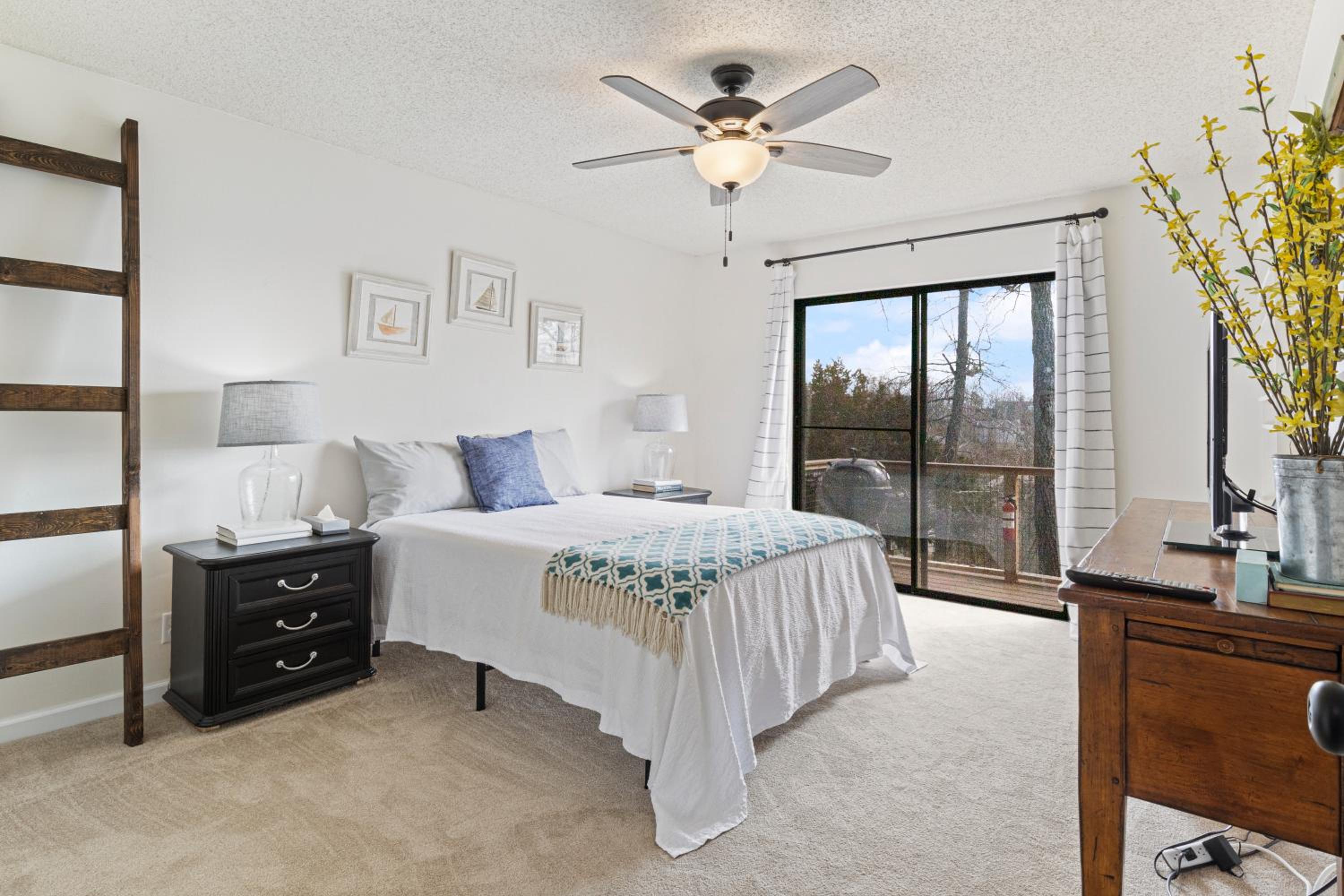 Fairway and Lake Views with Hot Tub, Fire Pit and Spacious Rooms