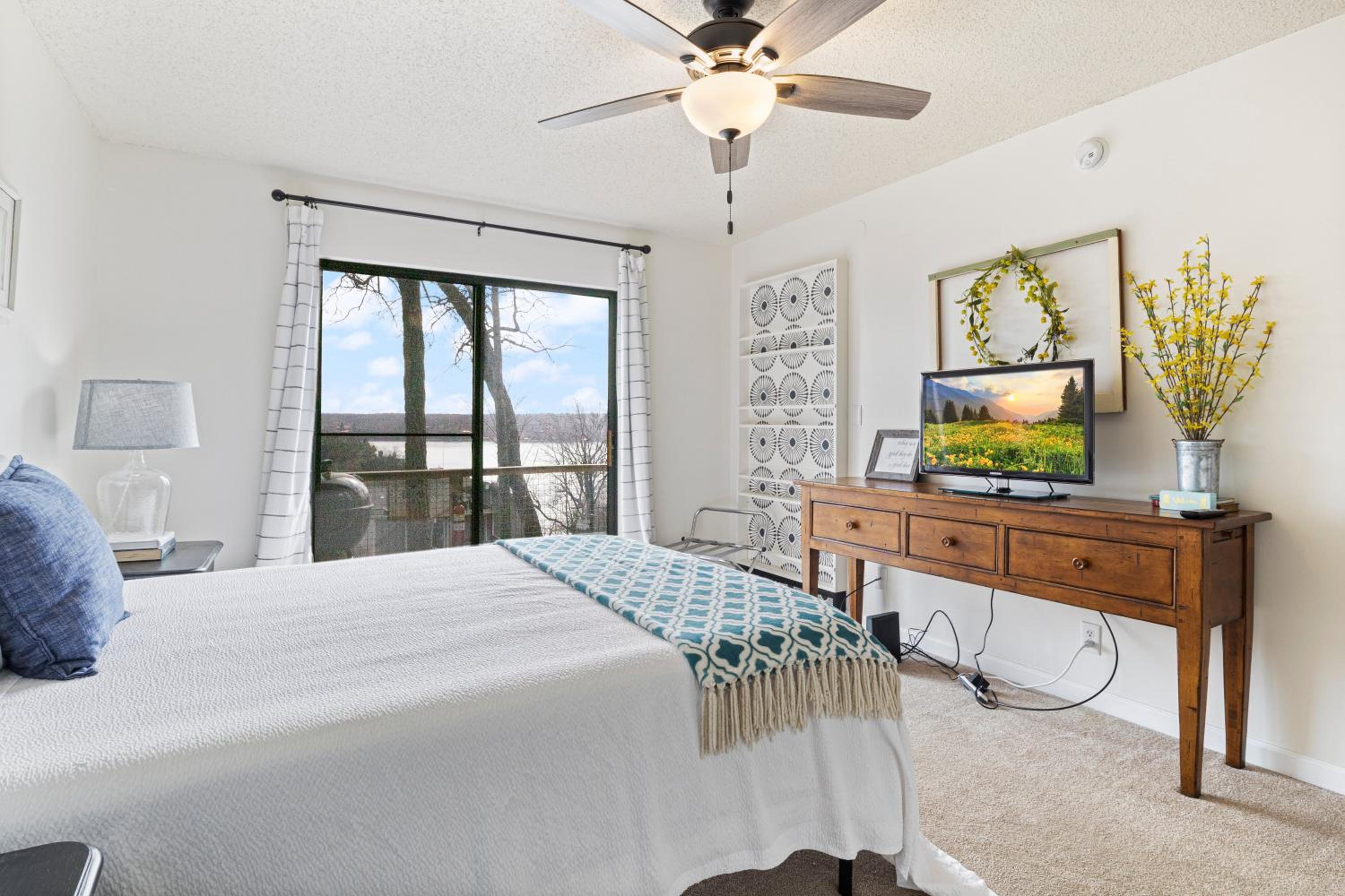 Fairway and Lake Views with Hot Tub, Fire Pit and Spacious Rooms
