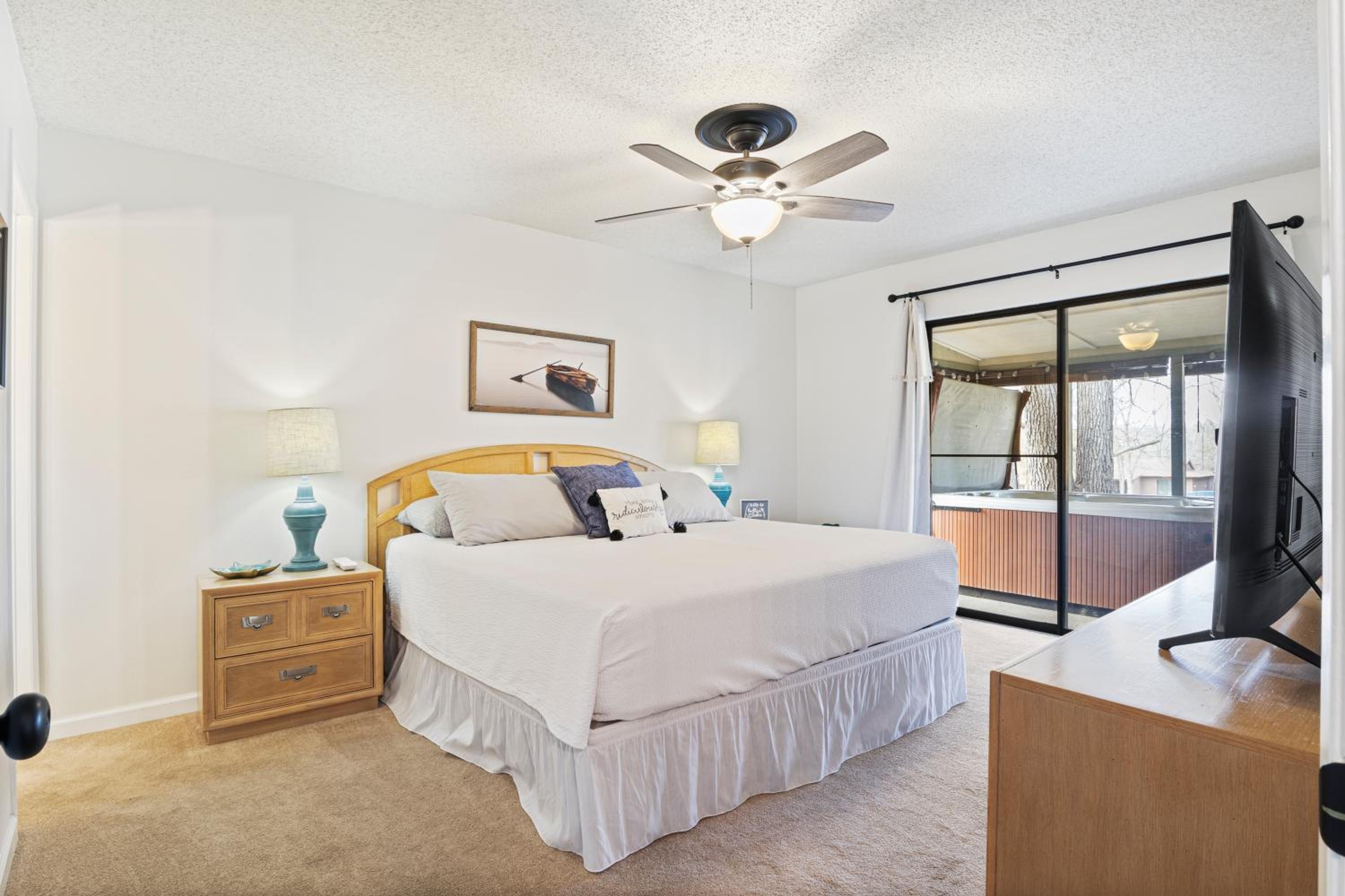 Fairway and Lake Views with Hot Tub, Fire Pit and Spacious Rooms