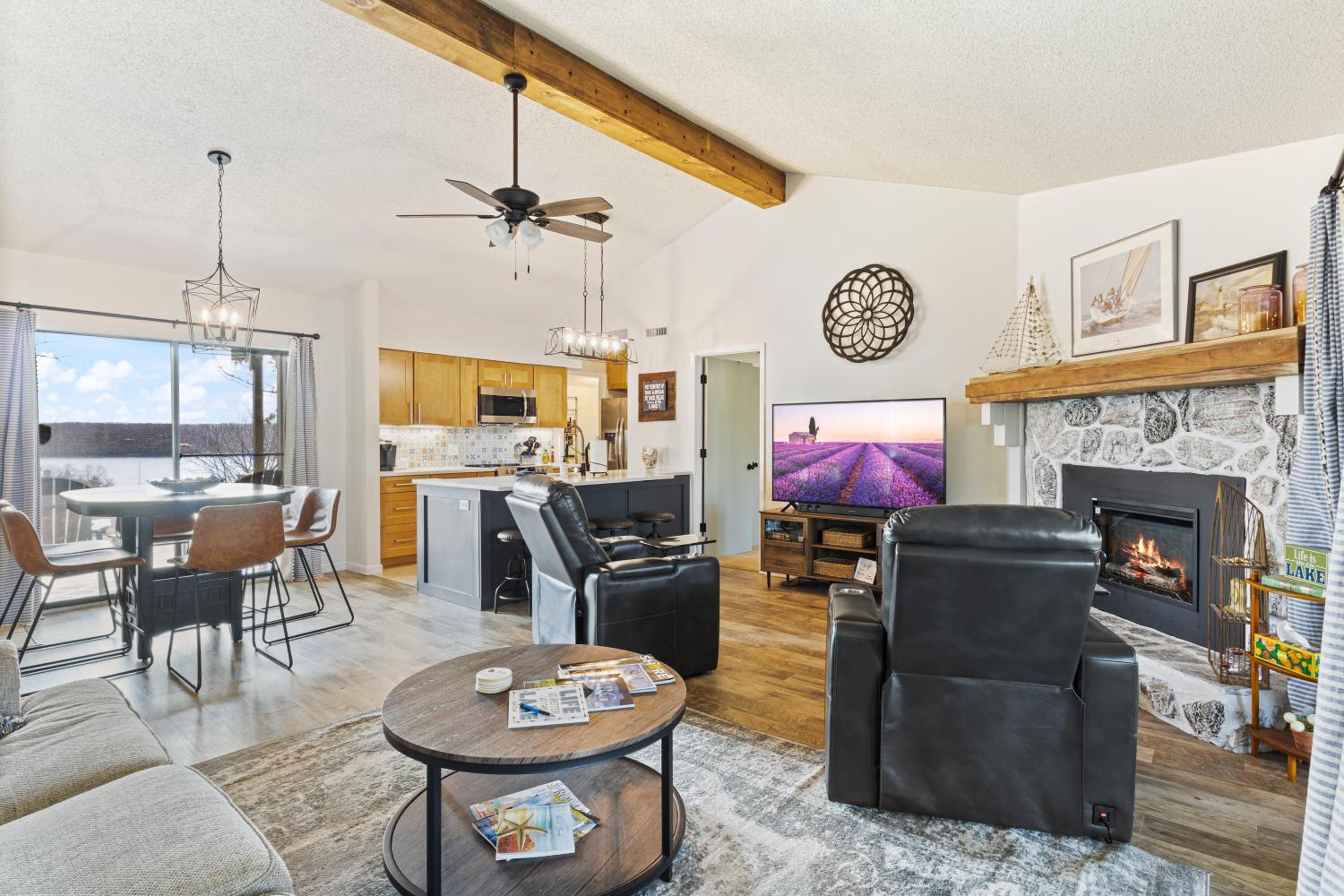 Fairway and Lake Views with Hot Tub, Fire Pit and Spacious Rooms
