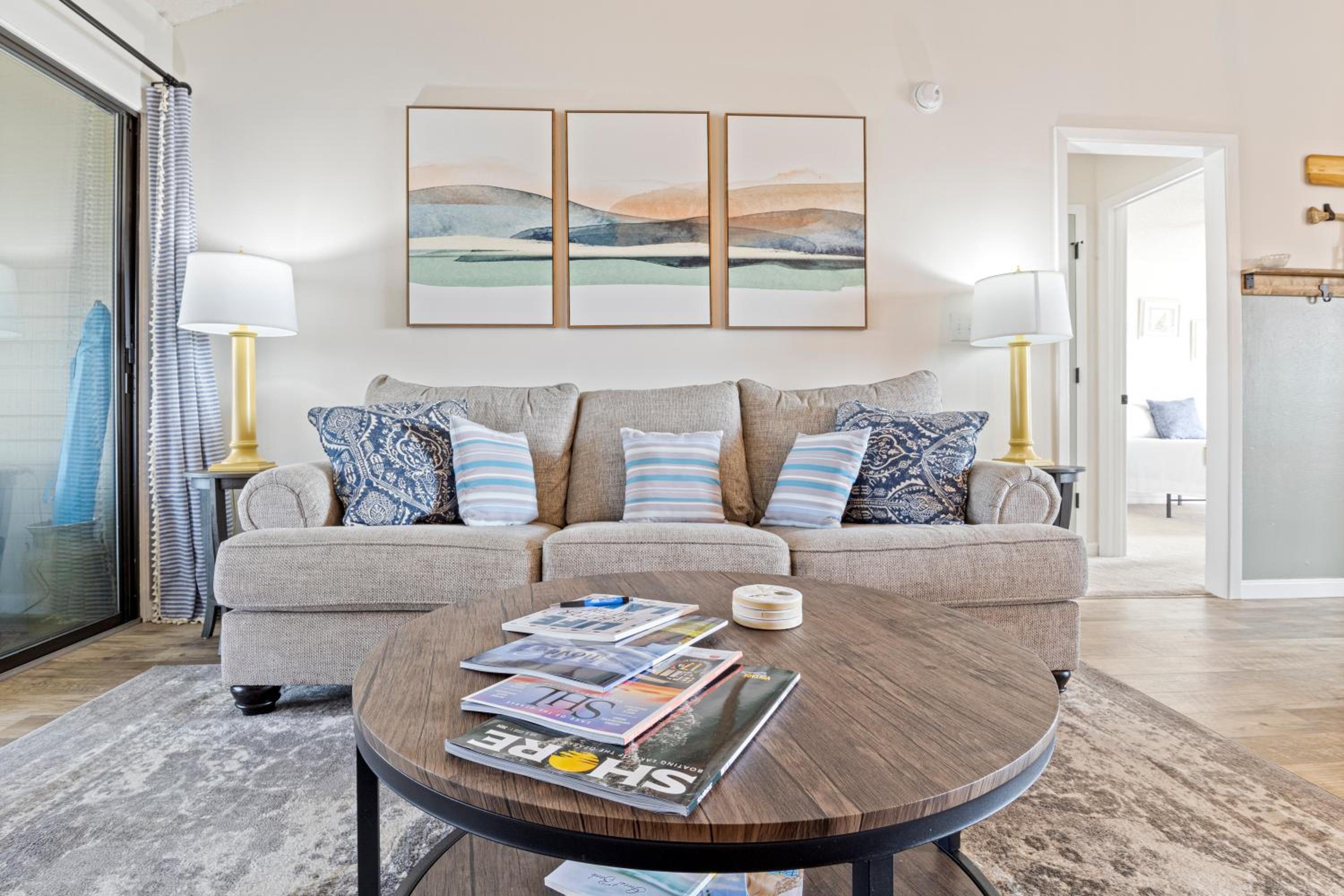 Fairway and Lake Views with Hot Tub, Fire Pit and Spacious Rooms