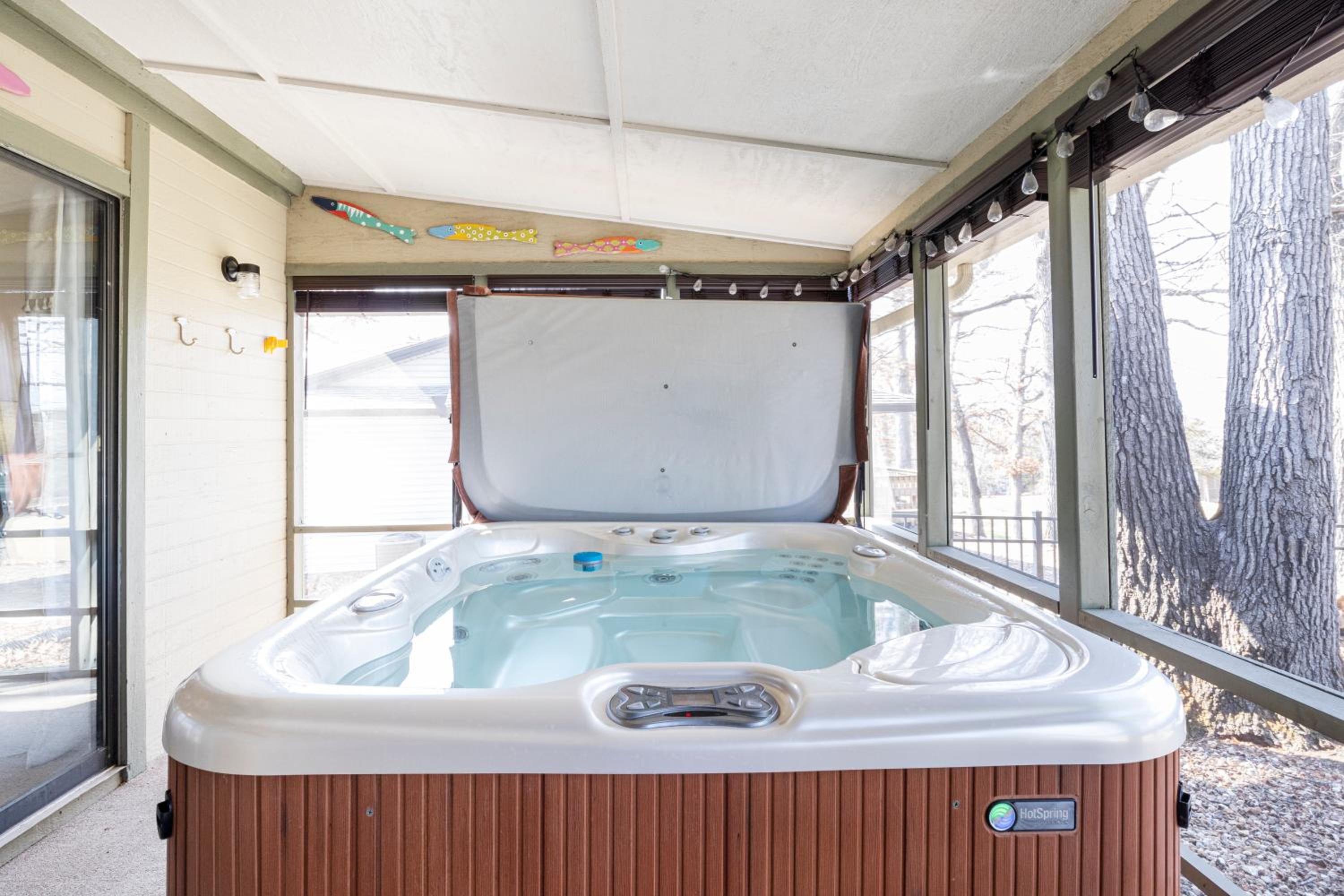 Fairway and Lake Views with Hot Tub, Fire Pit and Spacious Rooms