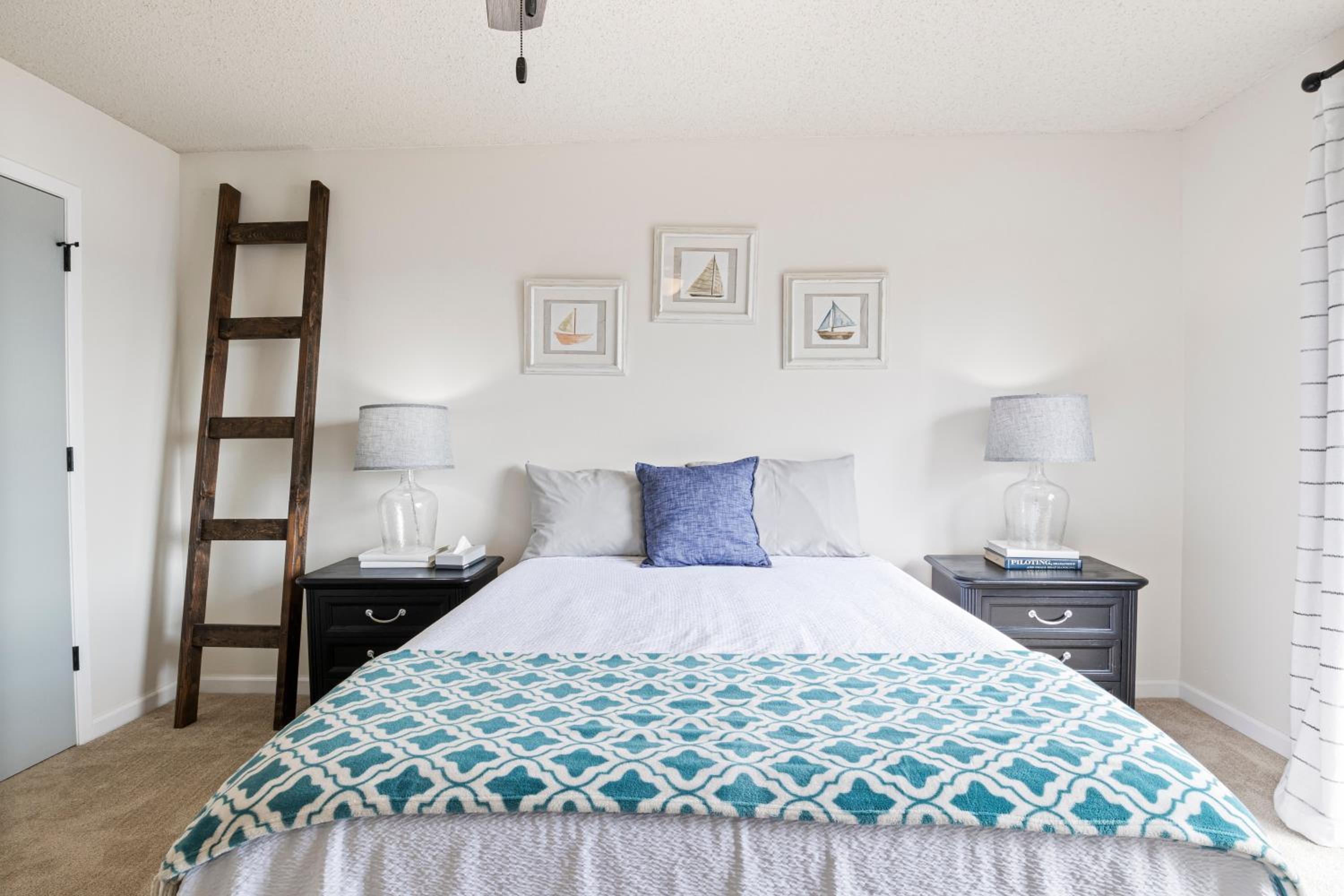 Fairway and Lake Views with Hot Tub, Fire Pit and Spacious Rooms