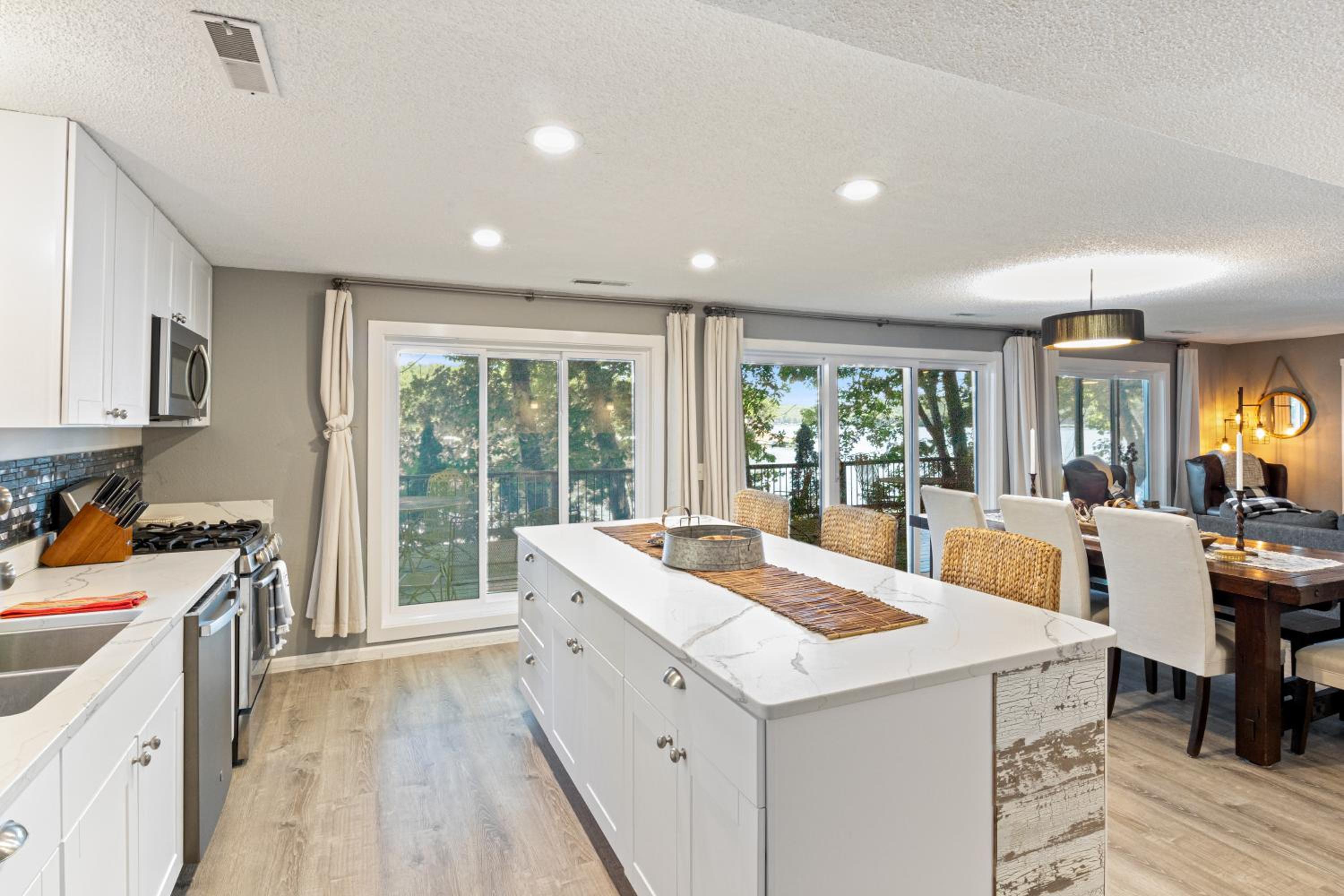 Firepit, Kayaks, Paddle Board, Lake Views, Great Location