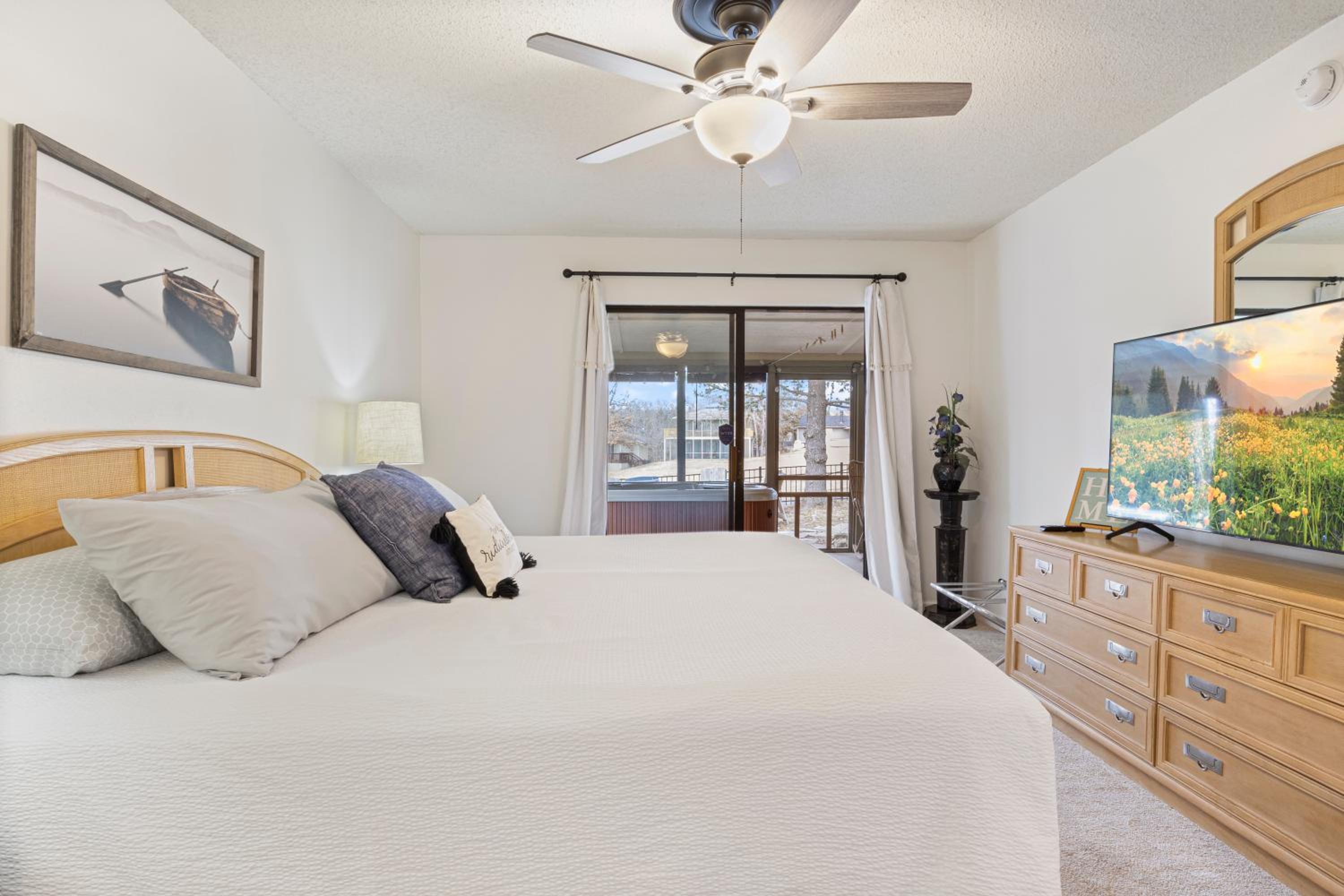 Fairway and Lake Views with Hot Tub, Fire Pit and Spacious Rooms