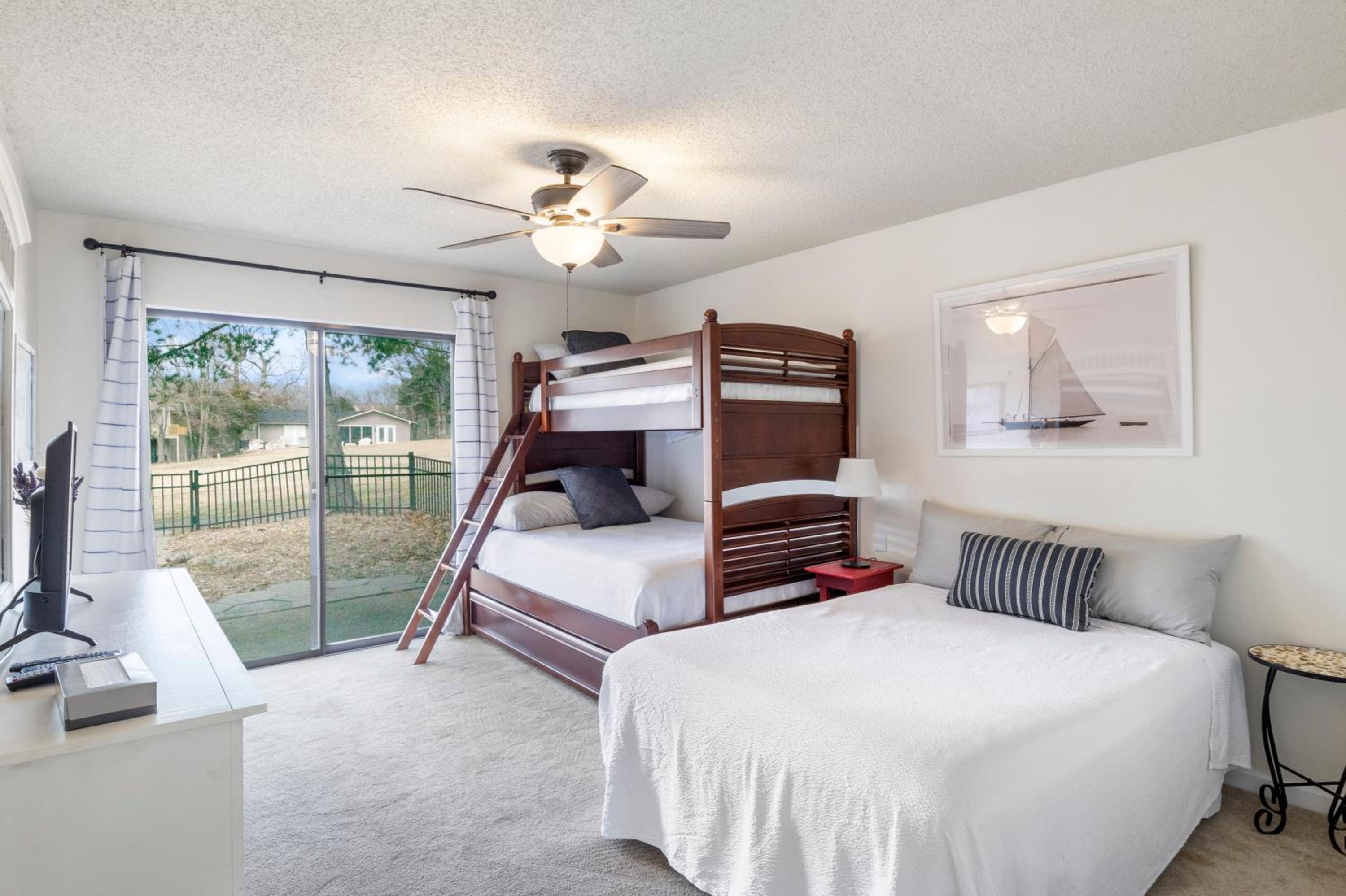 Fairway and Lake Views with Hot Tub, Fire Pit and Spacious Rooms