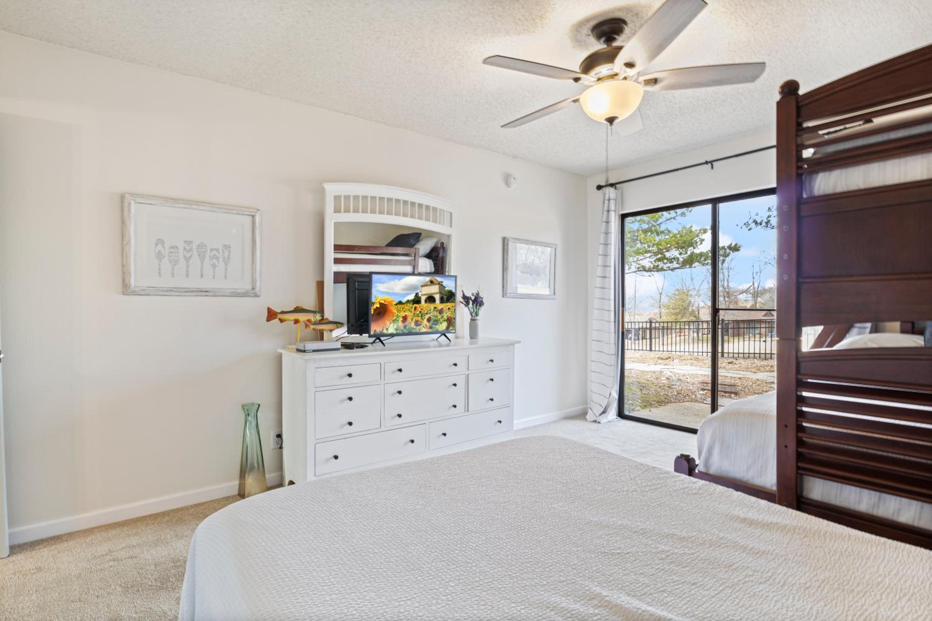 Fairway and Lake Views with Hot Tub, Fire Pit and Spacious Rooms