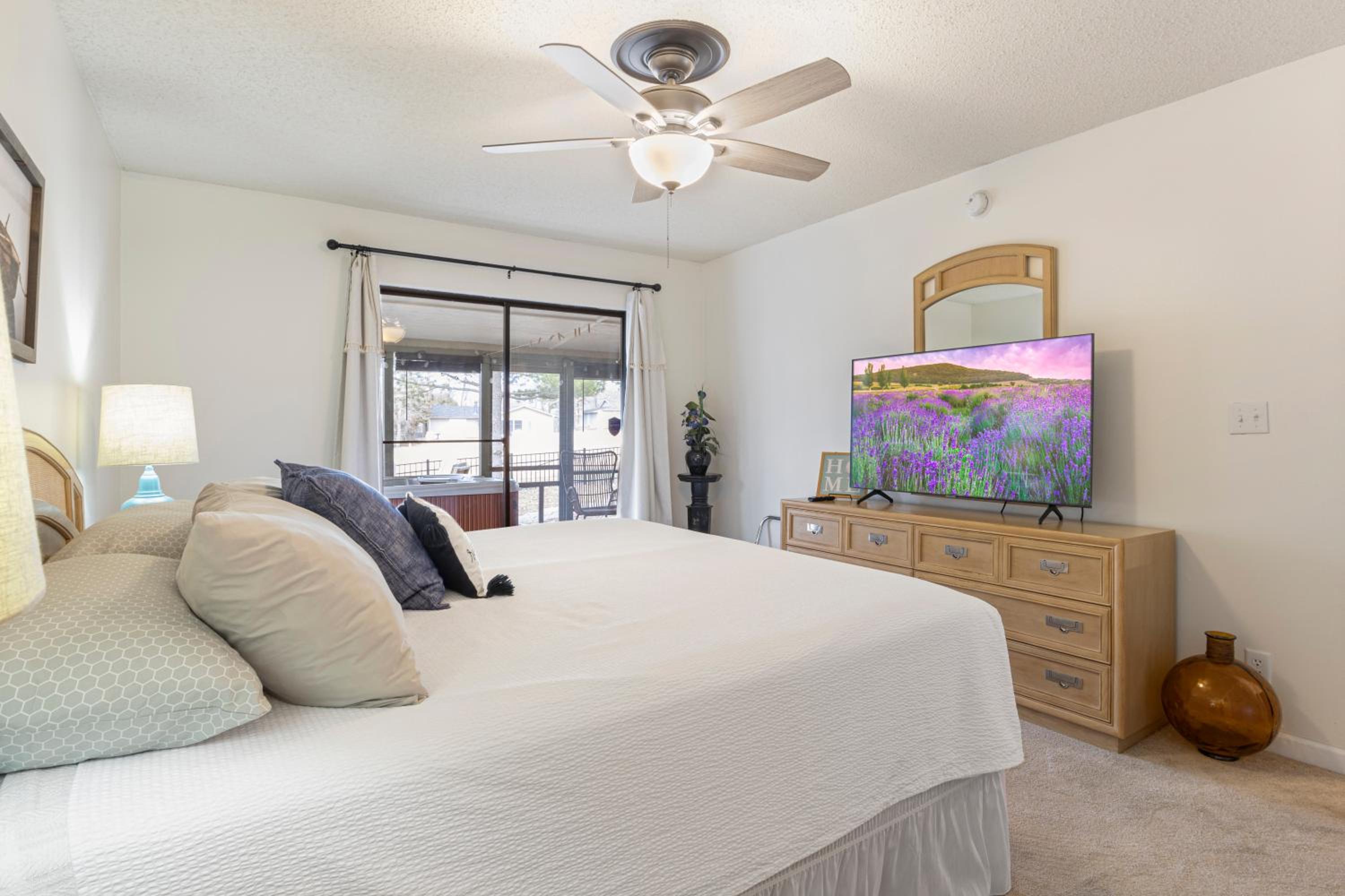 Fairway and Lake Views with Hot Tub, Fire Pit and Spacious Rooms