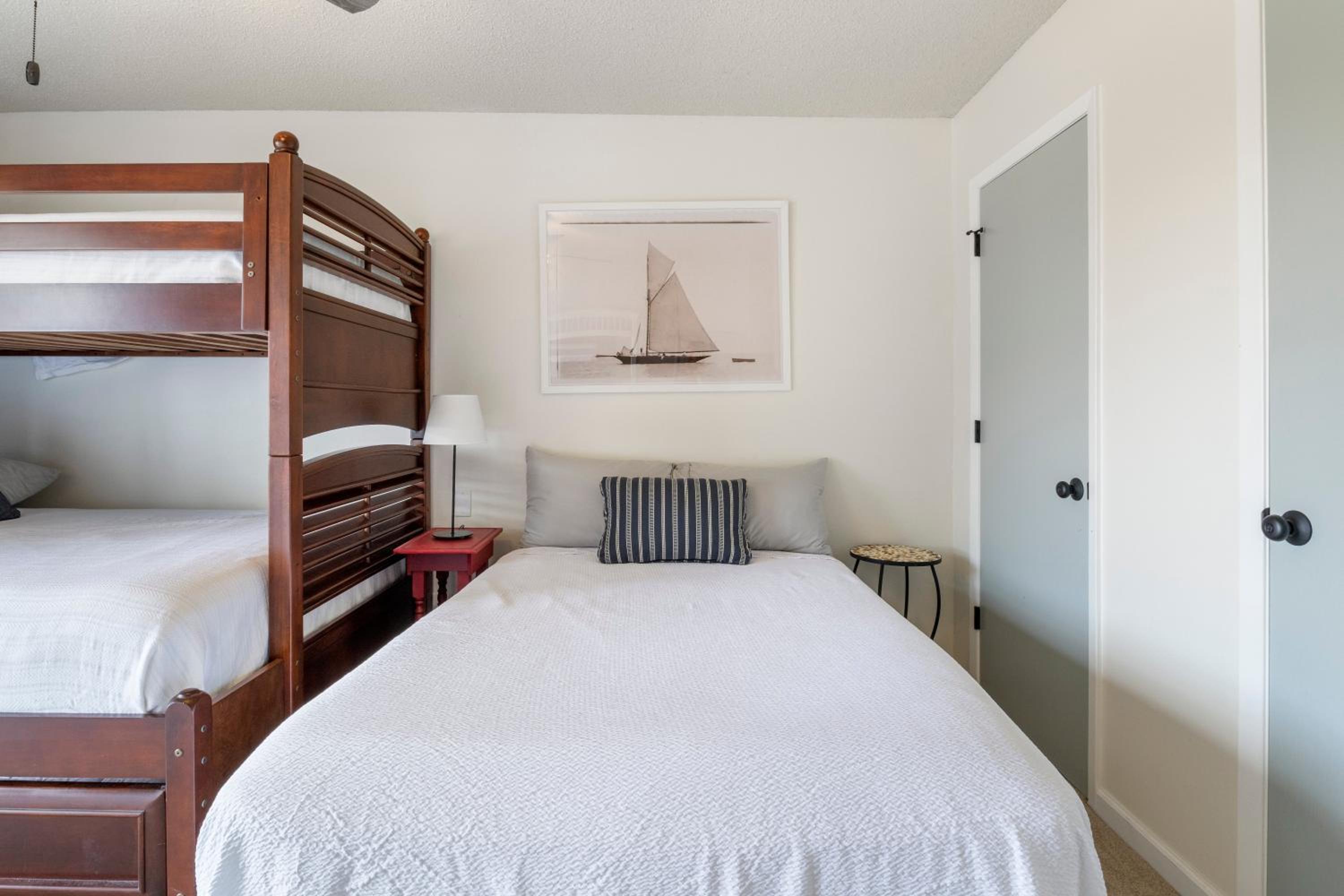 Fairway and Lake Views with Hot Tub, Fire Pit and Spacious Rooms