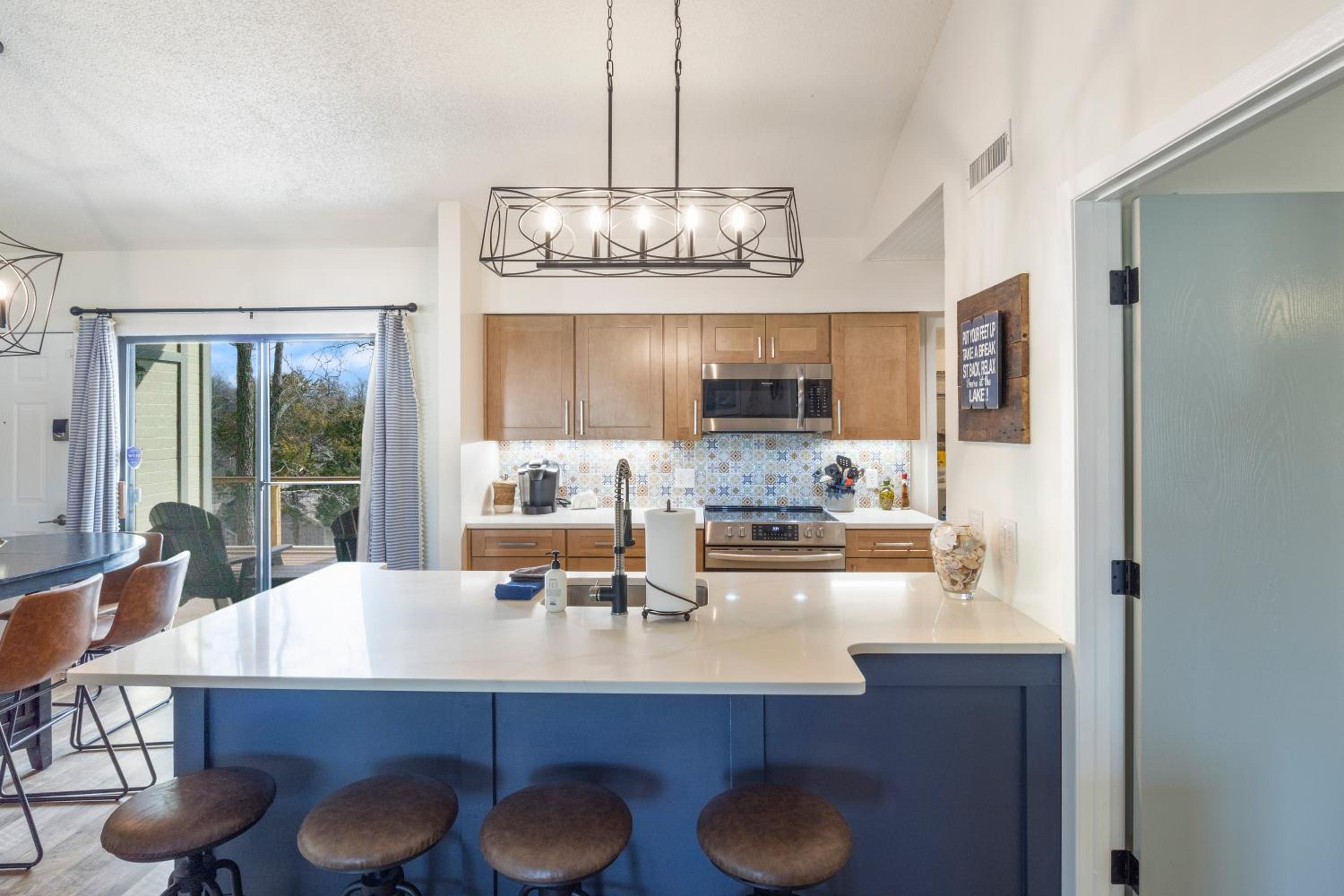 Fairway and Lake Views with Hot Tub, Fire Pit and Spacious Rooms