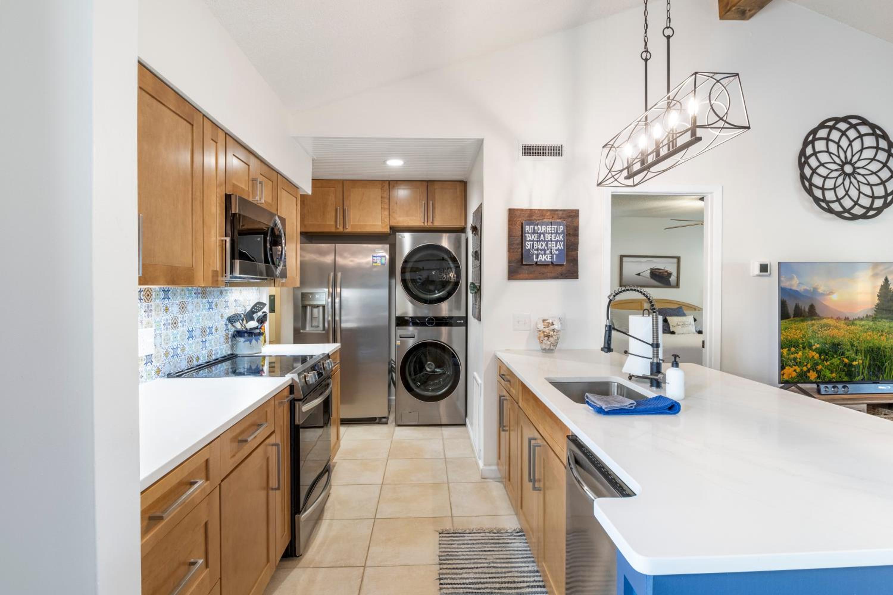 Fairway and Lake Views with Hot Tub, Fire Pit and Spacious Rooms