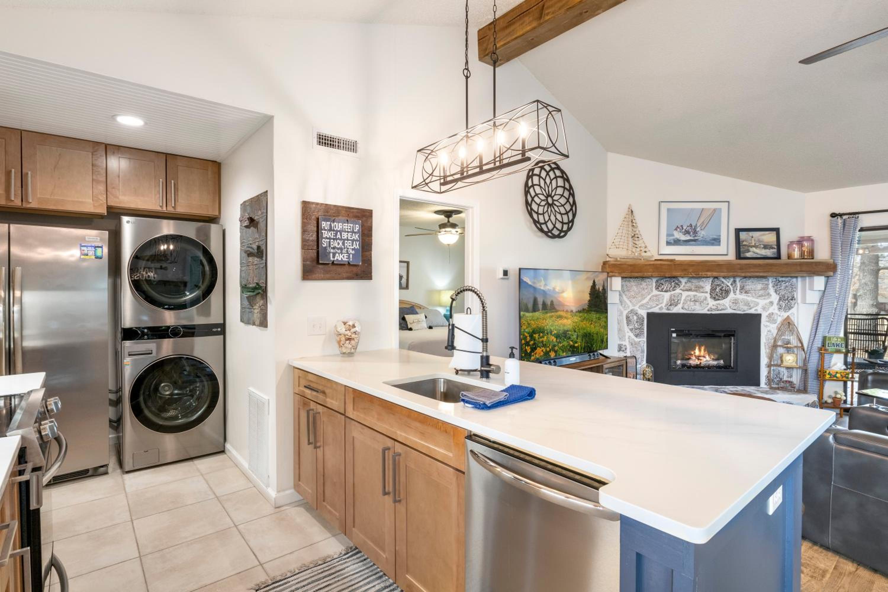 Fairway and Lake Views with Hot Tub, Fire Pit and Spacious Rooms