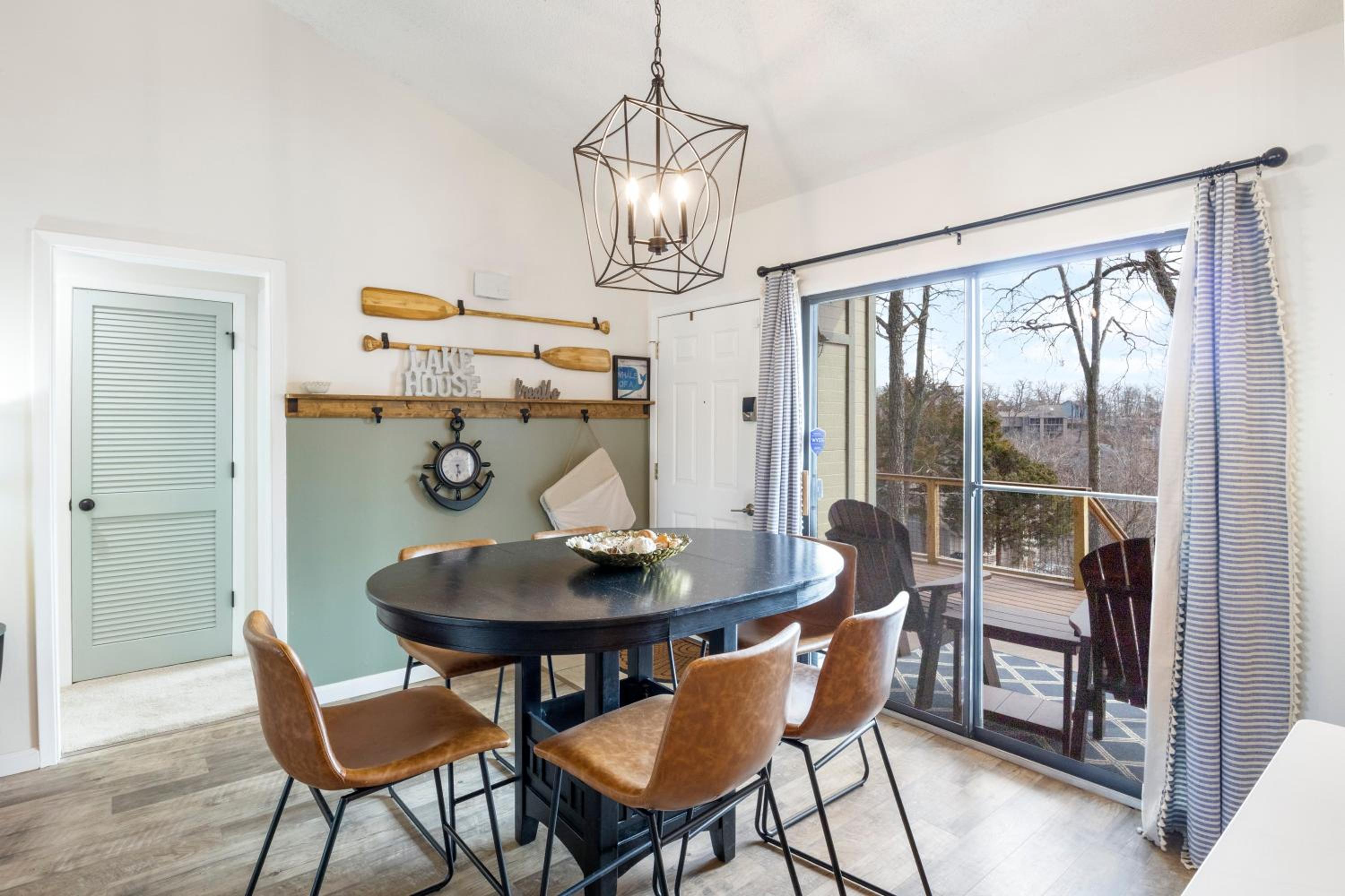 Fairway and Lake Views with Hot Tub, Fire Pit and Spacious Rooms
