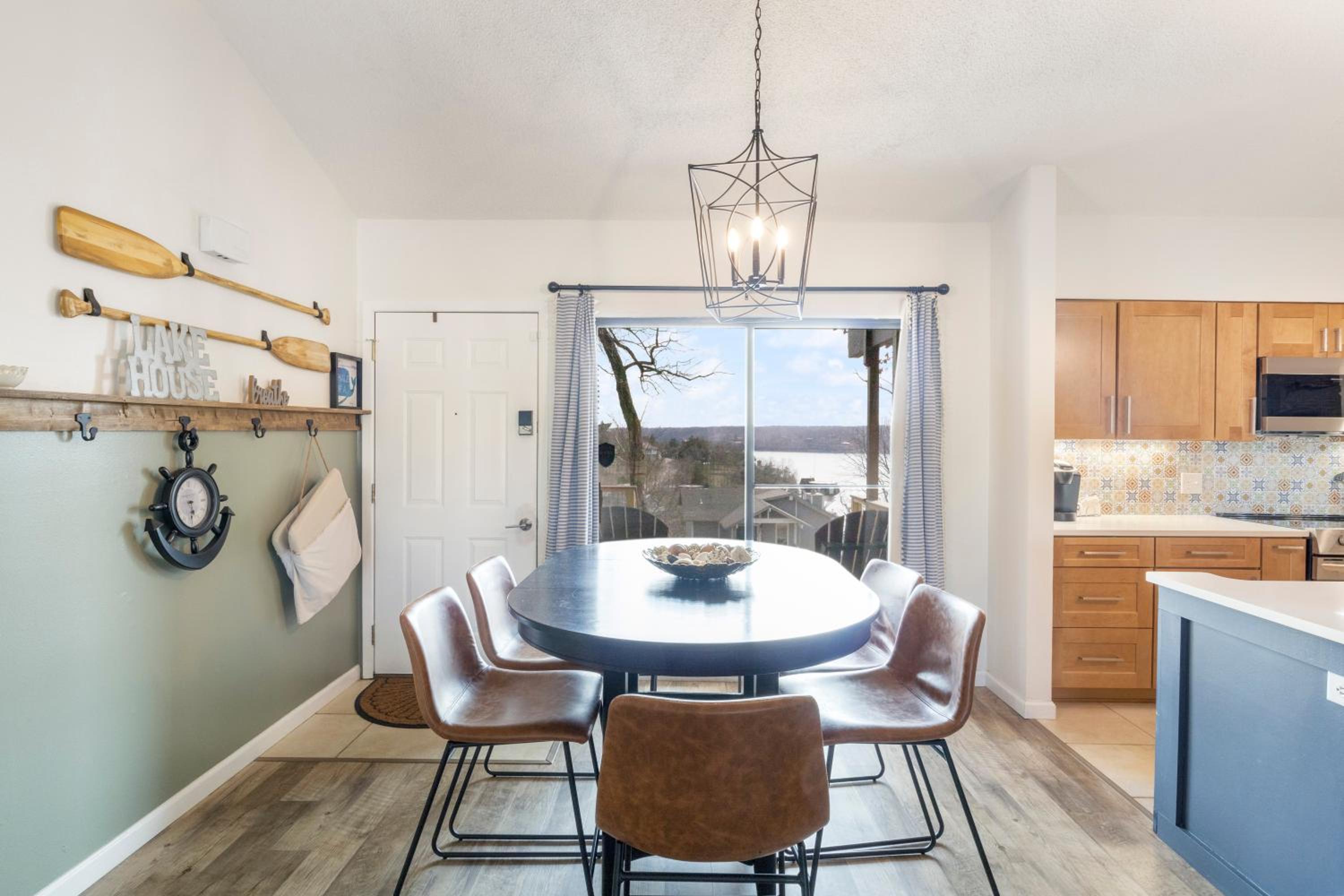 Fairway and Lake Views with Hot Tub, Fire Pit and Spacious Rooms