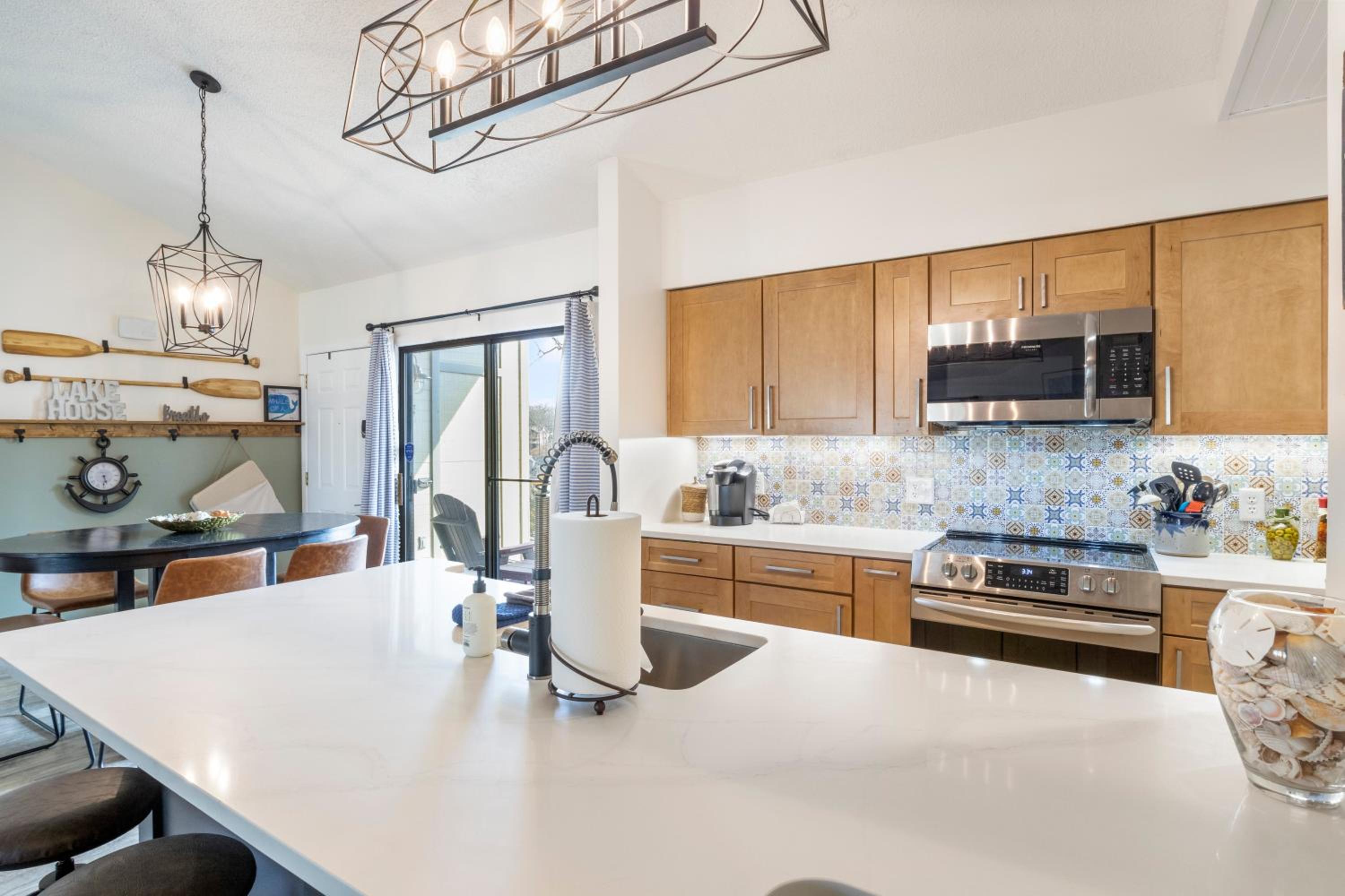 Fairway and Lake Views with Hot Tub, Fire Pit and Spacious Rooms