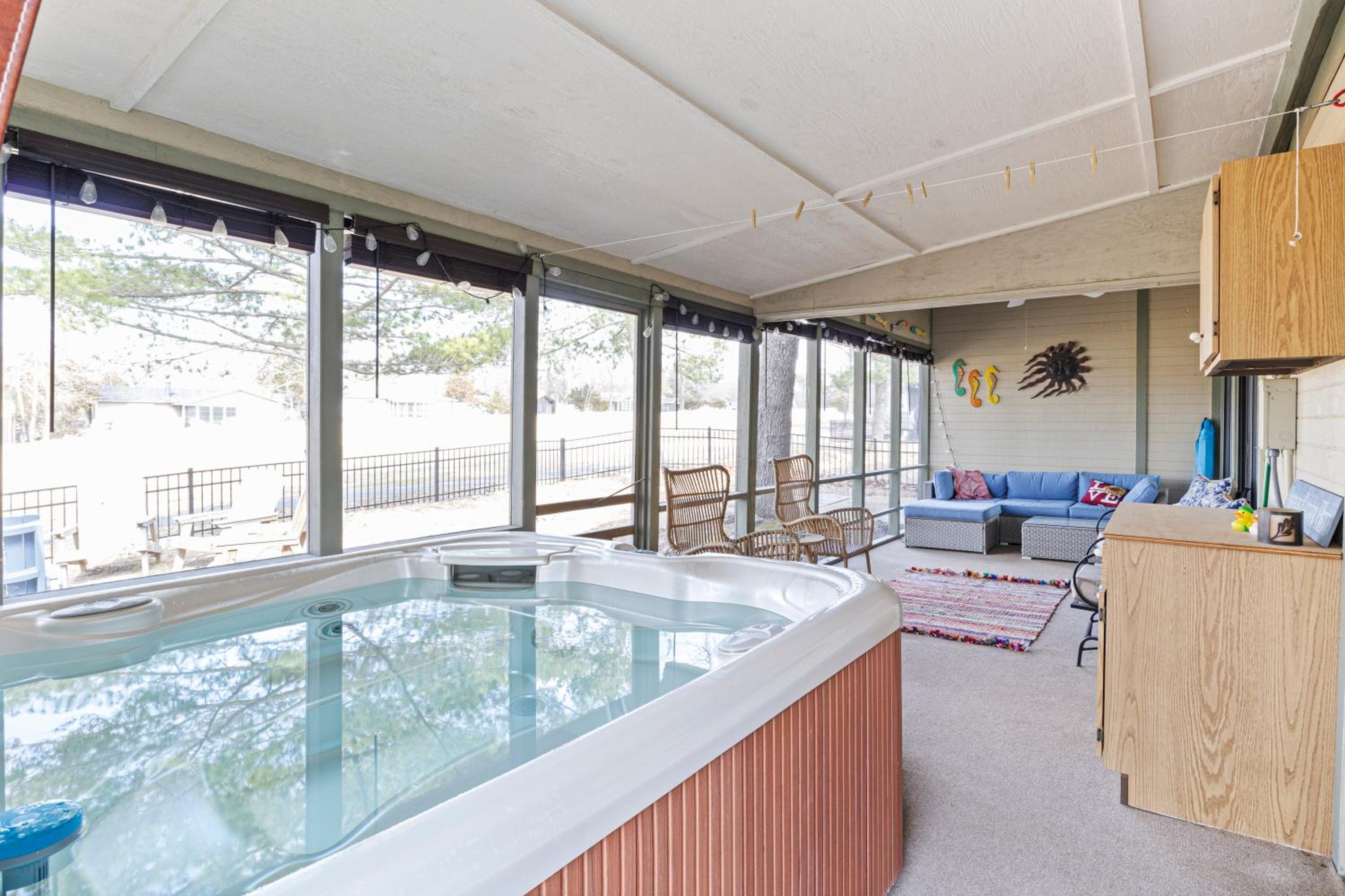 Fairway and Lake Views with Hot Tub, Fire Pit and Spacious Rooms