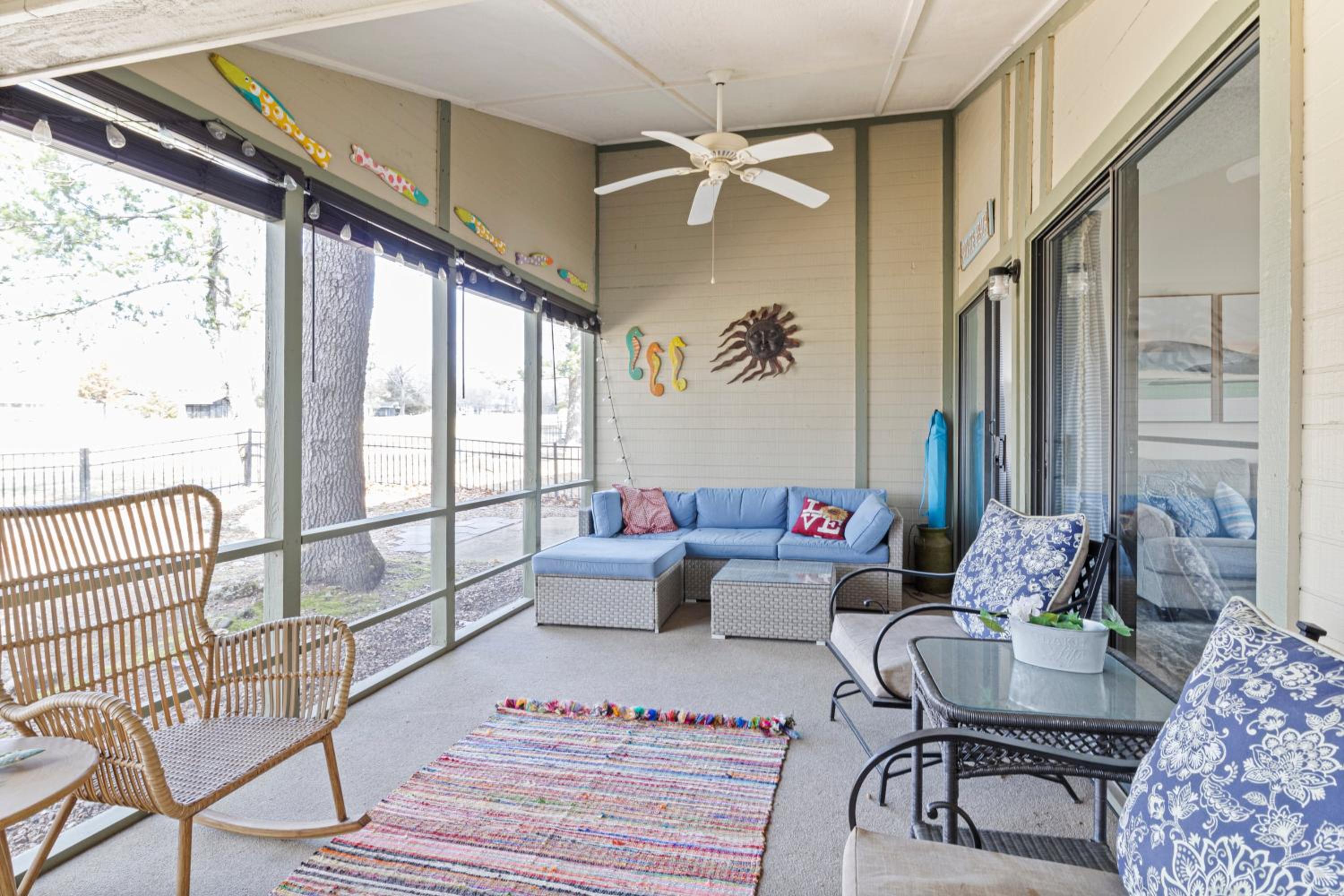 Fairway and Lake Views with Hot Tub, Fire Pit and Spacious Rooms