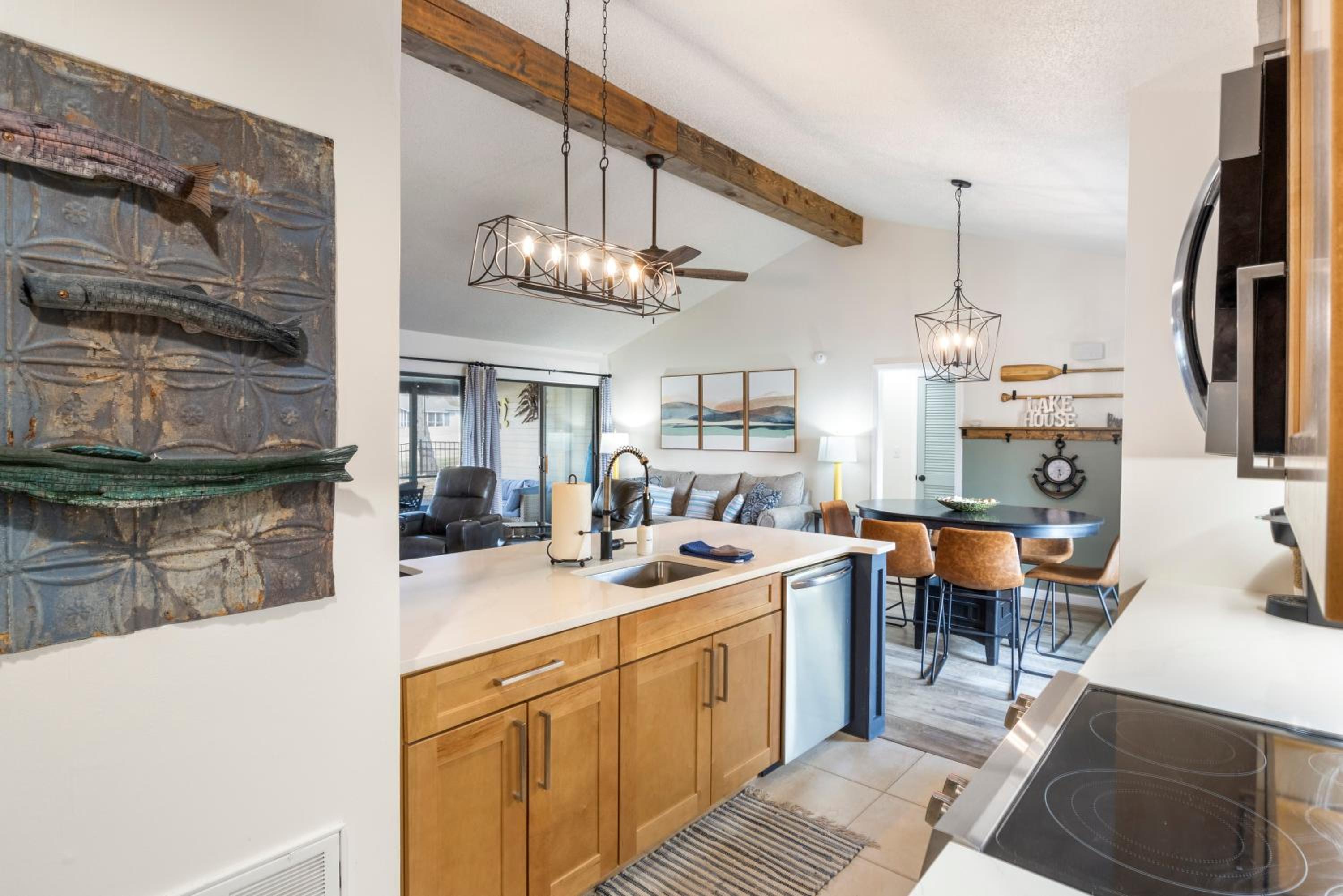 Fairway and Lake Views with Hot Tub, Fire Pit and Spacious Rooms