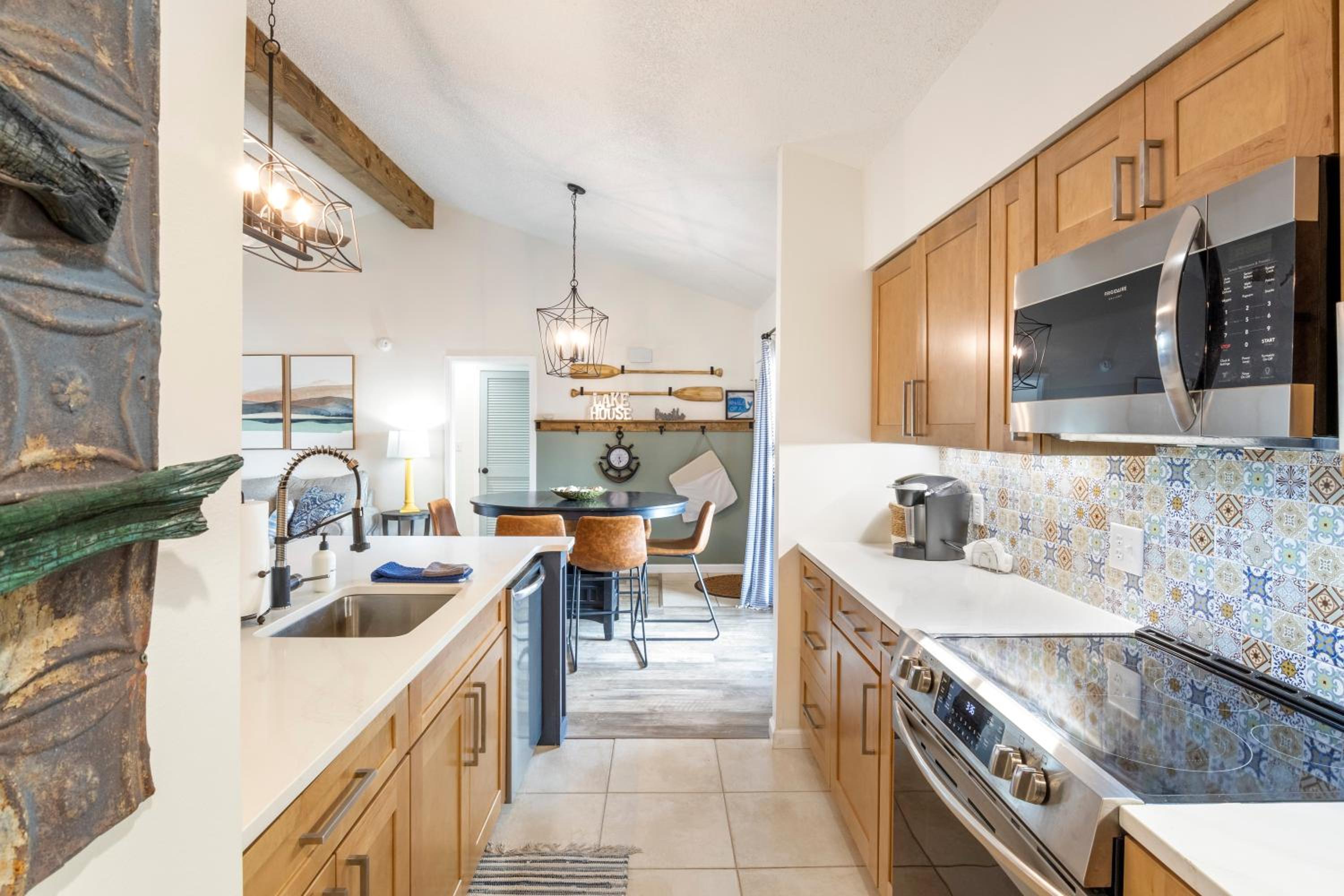 Fairway and Lake Views with Hot Tub, Fire Pit and Spacious Rooms