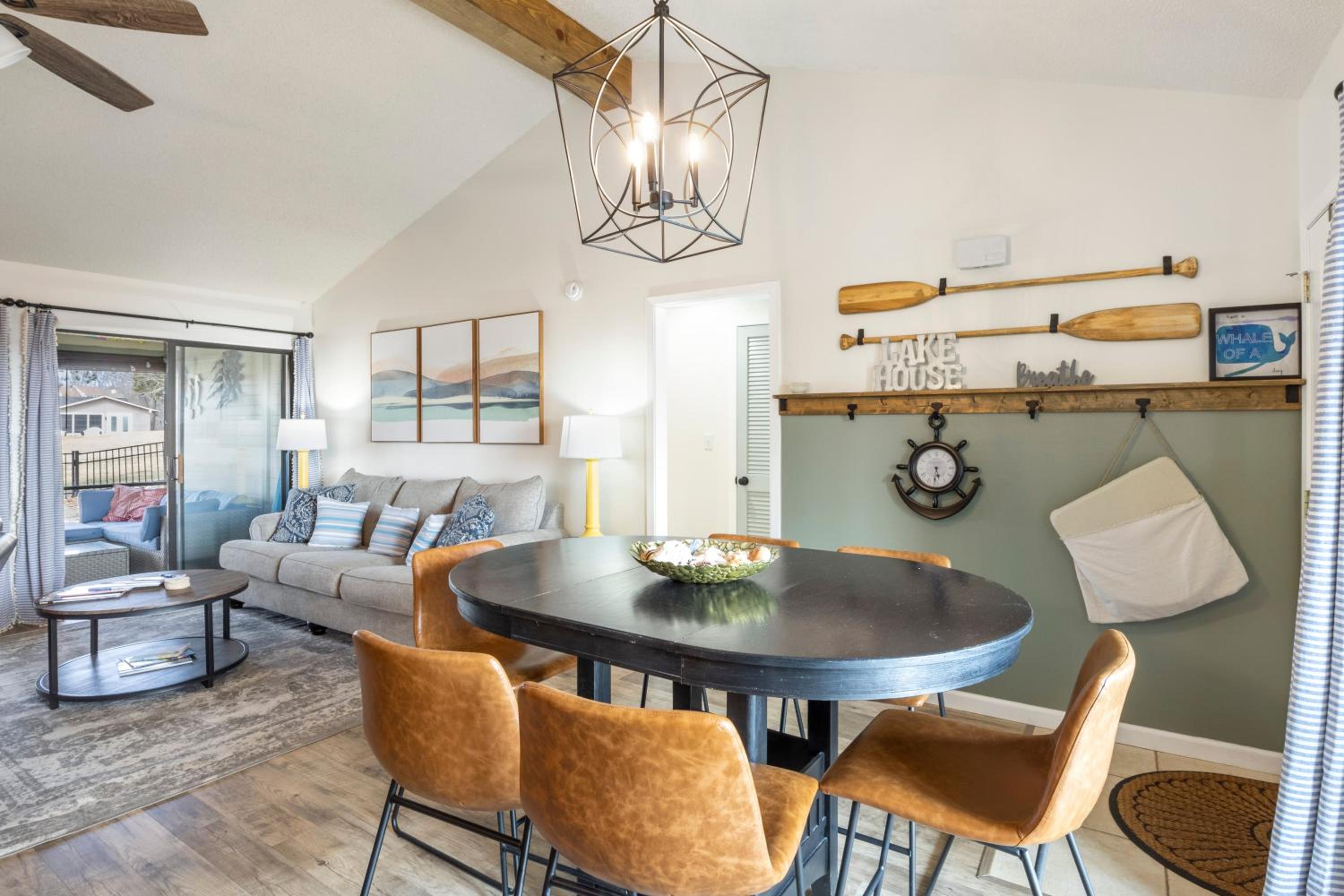 Fairway and Lake Views with Hot Tub, Fire Pit and Spacious Rooms