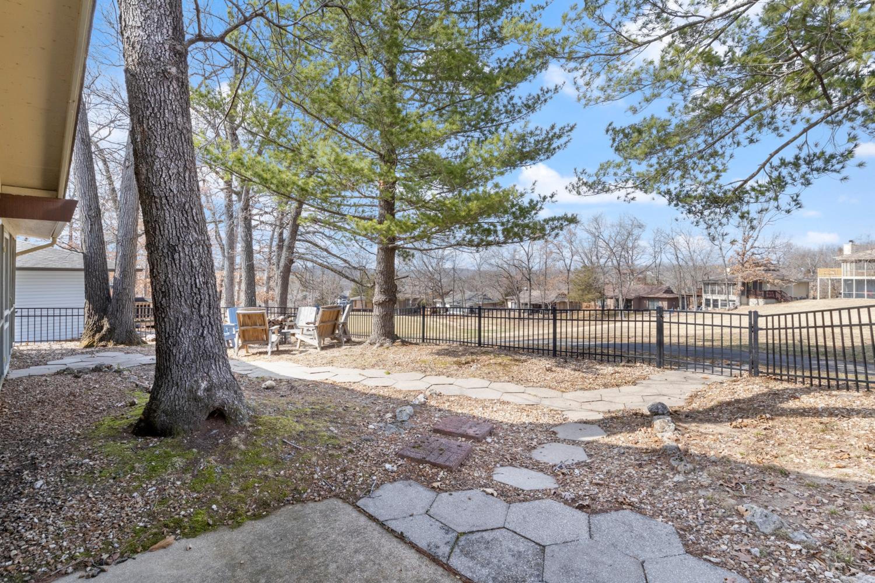 Fairway and Lake Views with Hot Tub, Fire Pit and Spacious Rooms