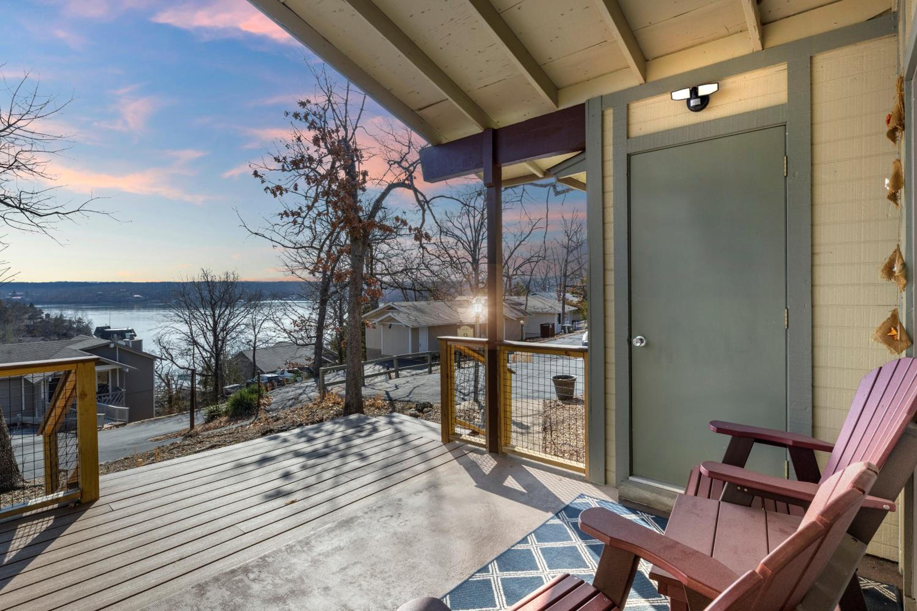 Fairway and Lake Views with Hot Tub, Fire Pit and Spacious Rooms