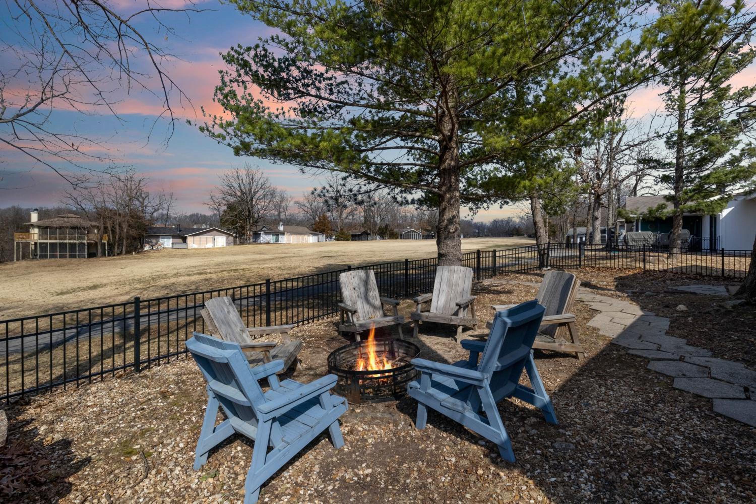Fairway and Lake Views with Hot Tub, Fire Pit and Spacious Rooms