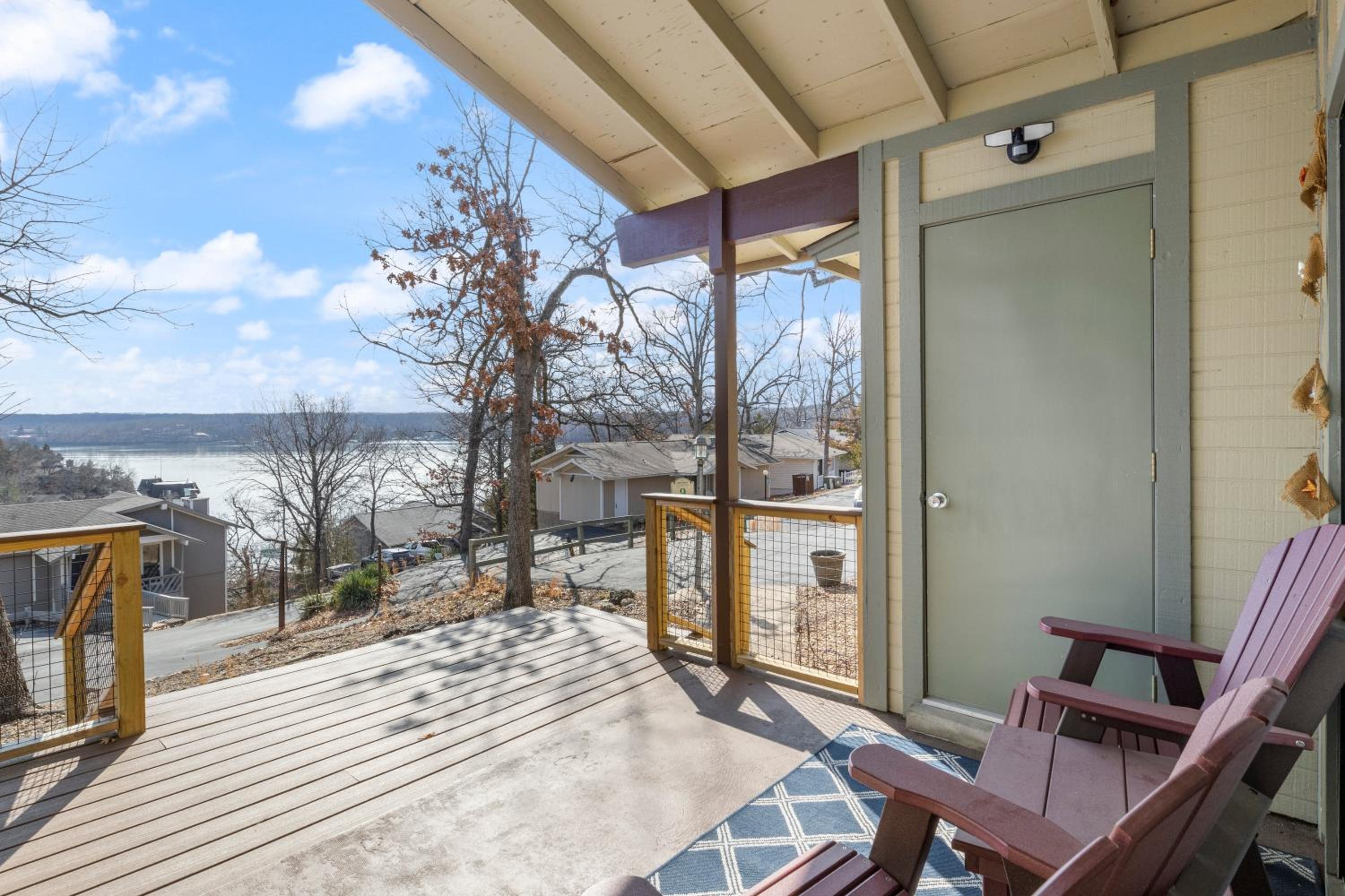Fairway and Lake Views with Hot Tub, Fire Pit and Spacious Rooms