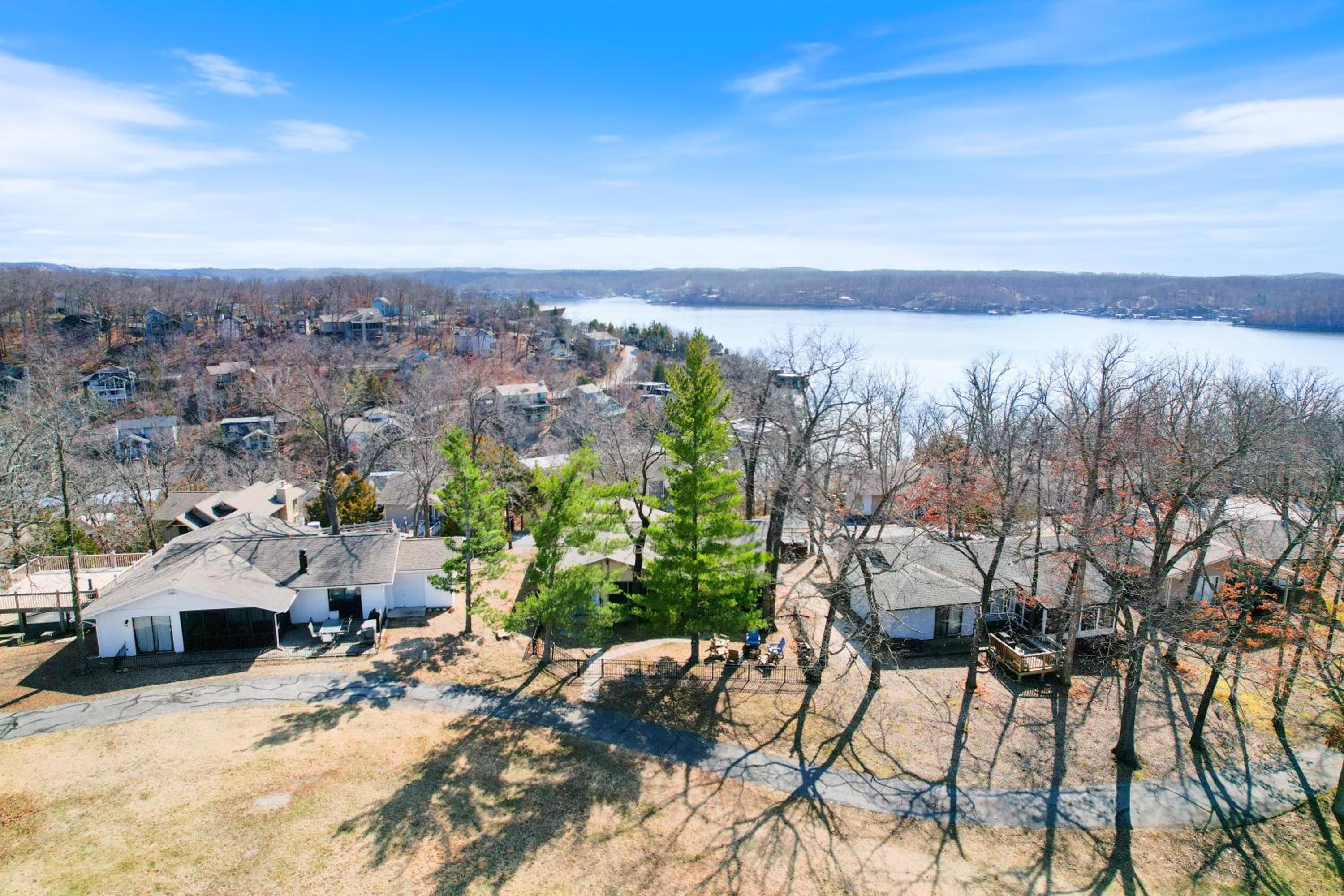 Fairway and Lake Views with Hot Tub, Fire Pit and Spacious Rooms