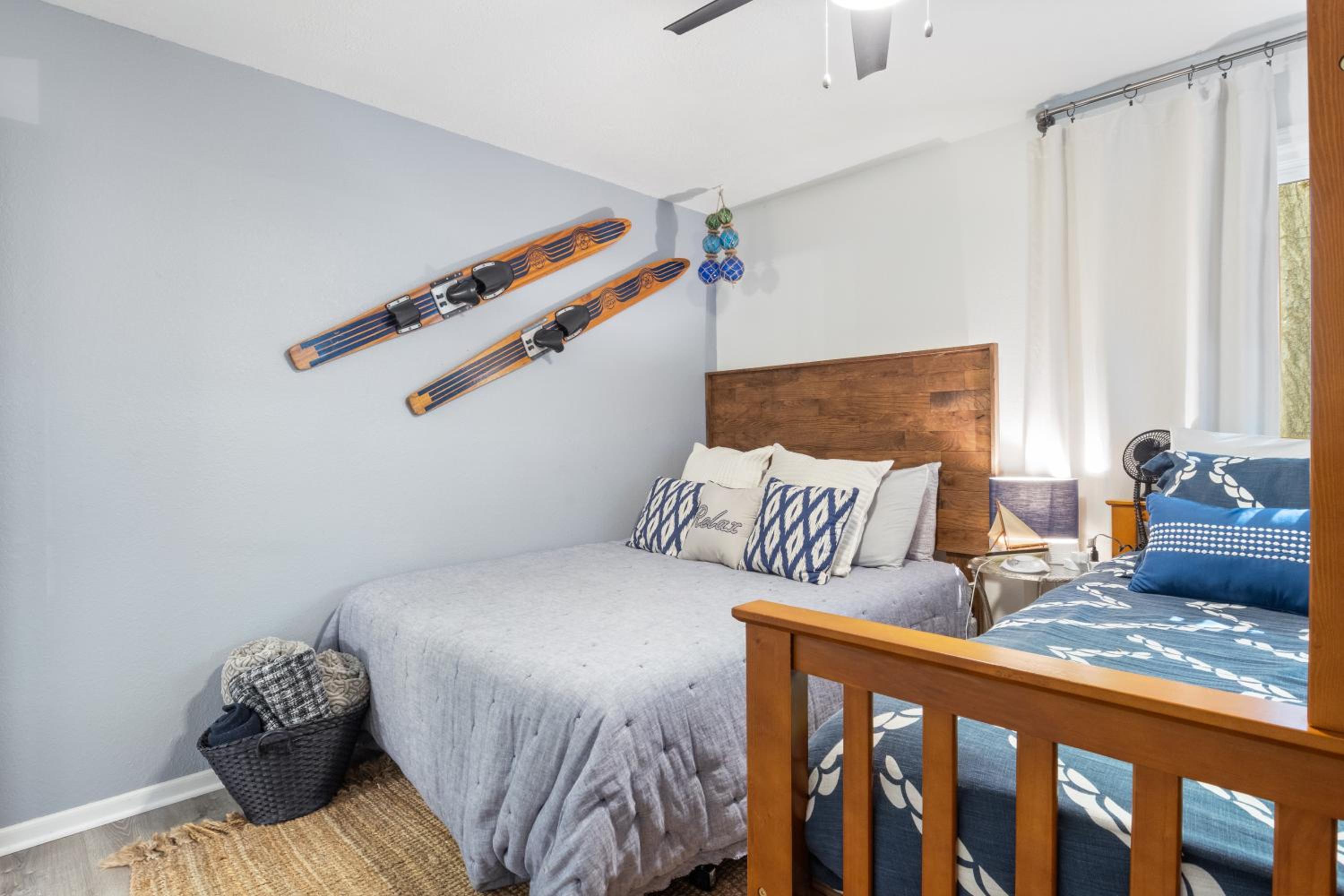 Firepit, Kayaks, Paddle Board, Lake Views, Great Location