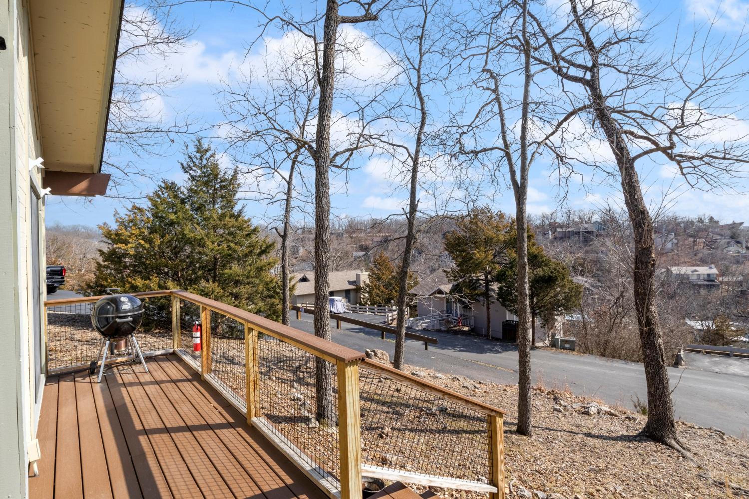 Fairway and Lake Views with Hot Tub, Fire Pit and Spacious Rooms
