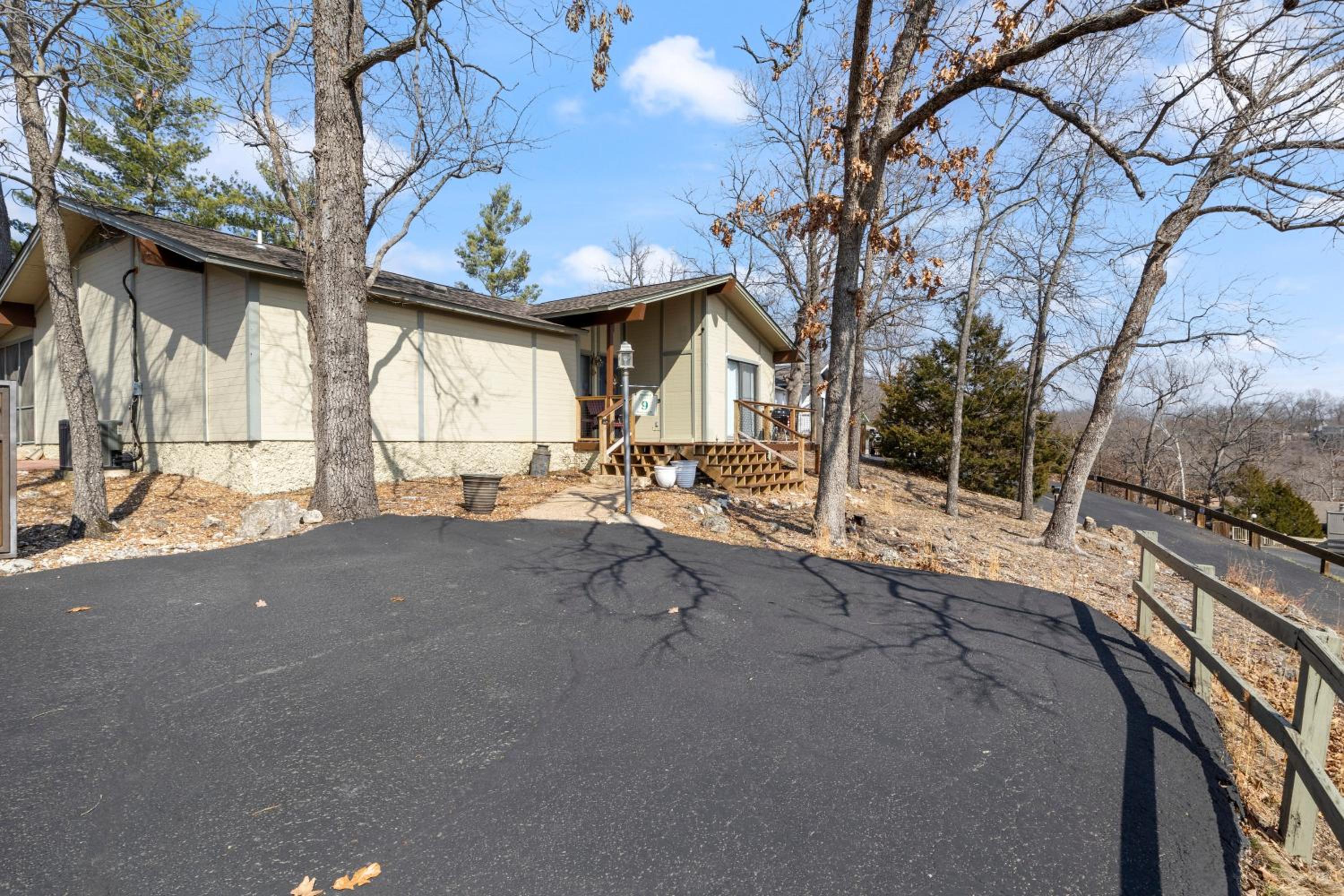 Fairway and Lake Views with Hot Tub, Fire Pit and Spacious Rooms