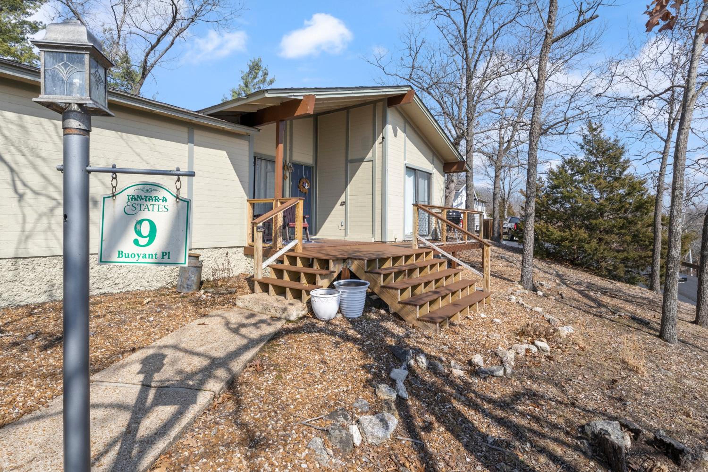 Fairway and Lake Views with Hot Tub, Fire Pit and Spacious Rooms
