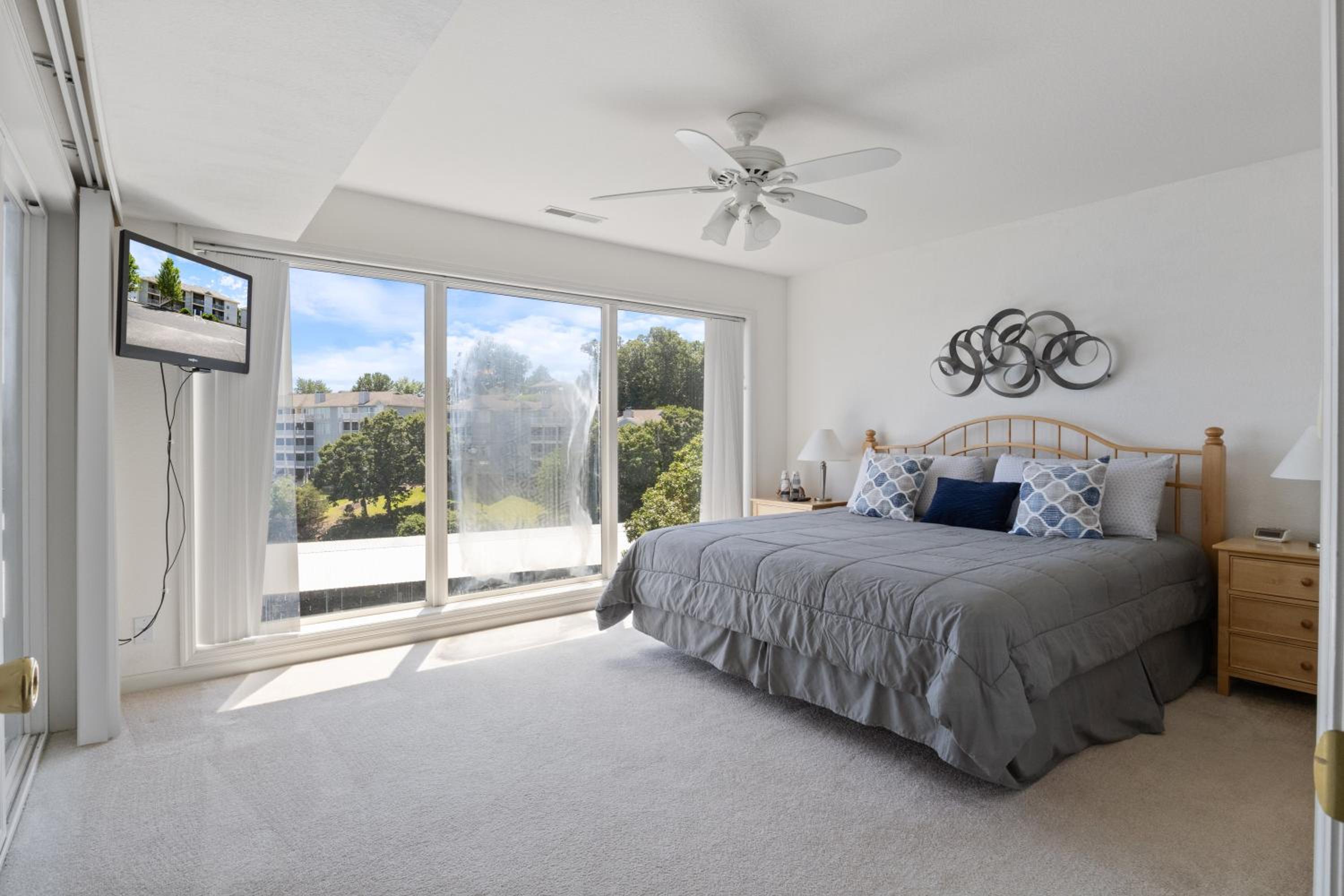 Games, Lake Views, Ease of Access to Unit & Attractions, Family-Friendly, Outdoor Comfort