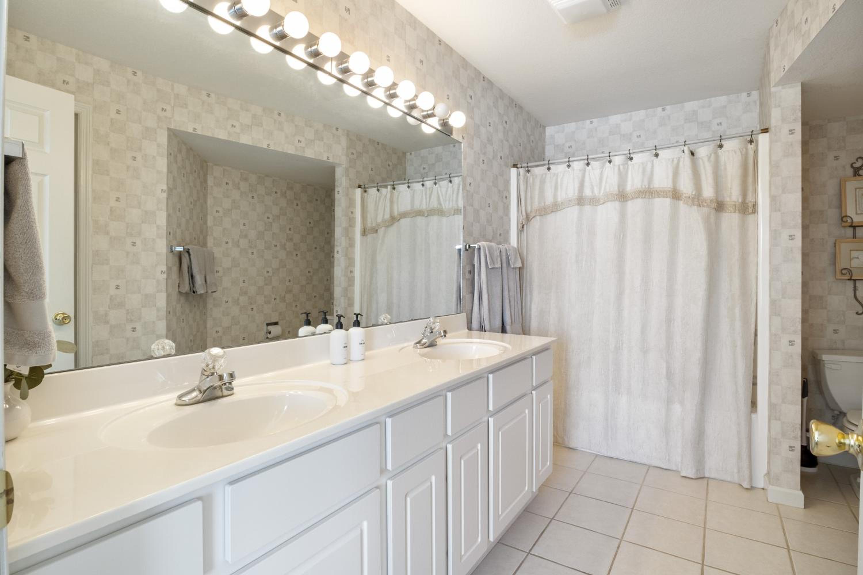 Games, Lake Views, Ease of Access to Unit & Attractions, Family-Friendly, Outdoor Comfort