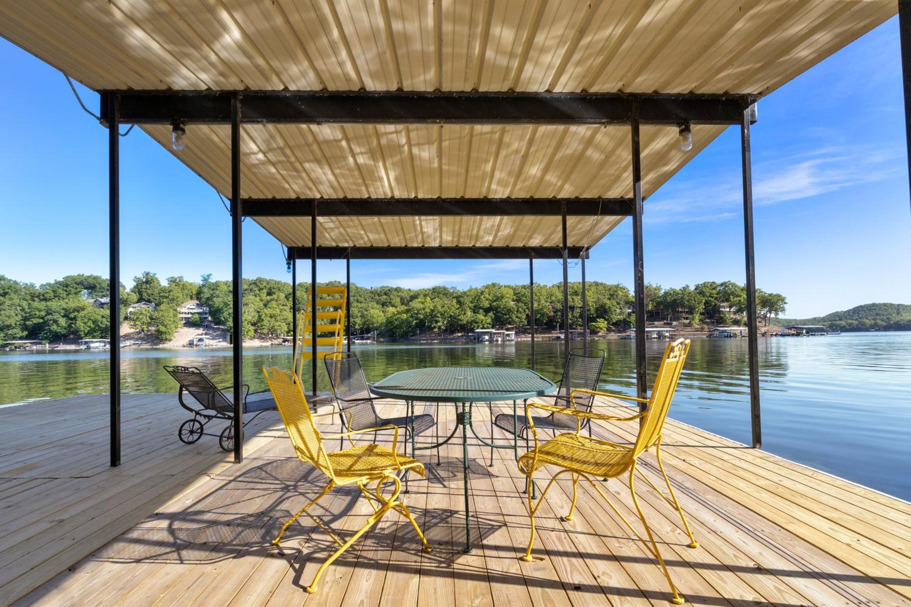 Firepit, Kayaks, Paddle Board, Lake Views, Great Location