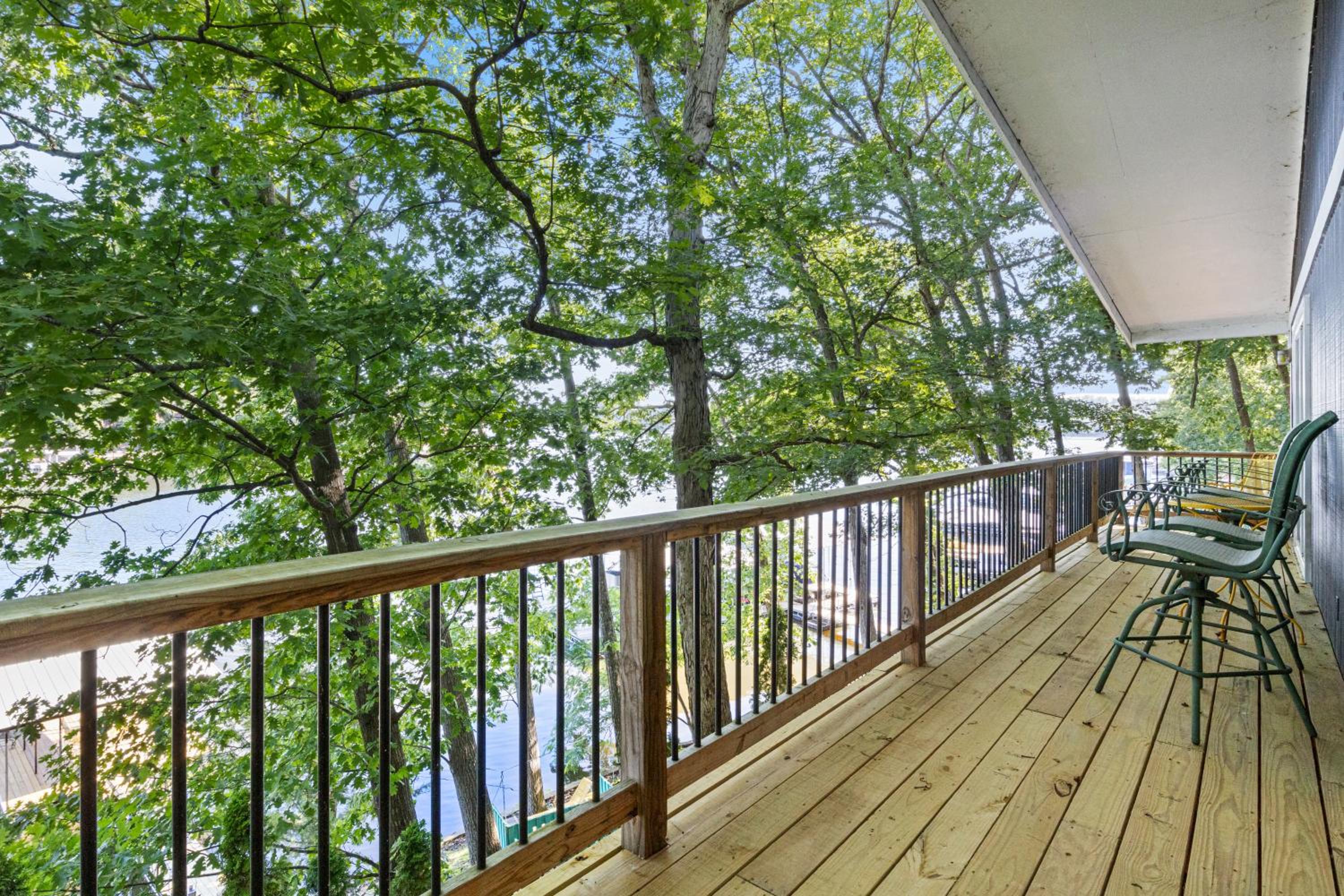 Firepit, Kayaks, Paddle Board, Lake Views, Great Location