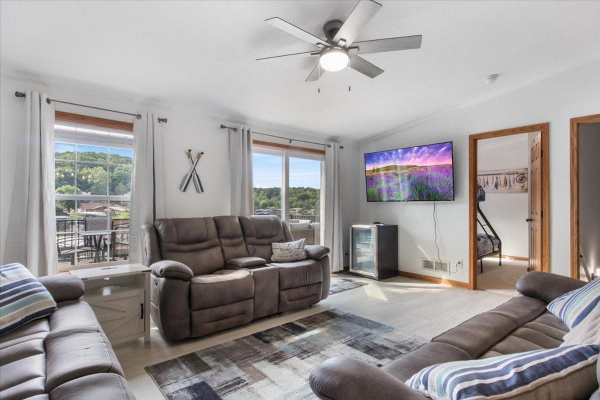 Gentle Sloped Lot, Private Dock, Boat Slip, Kayaks, Fire Table, Lakeview Deck, Family Friendly