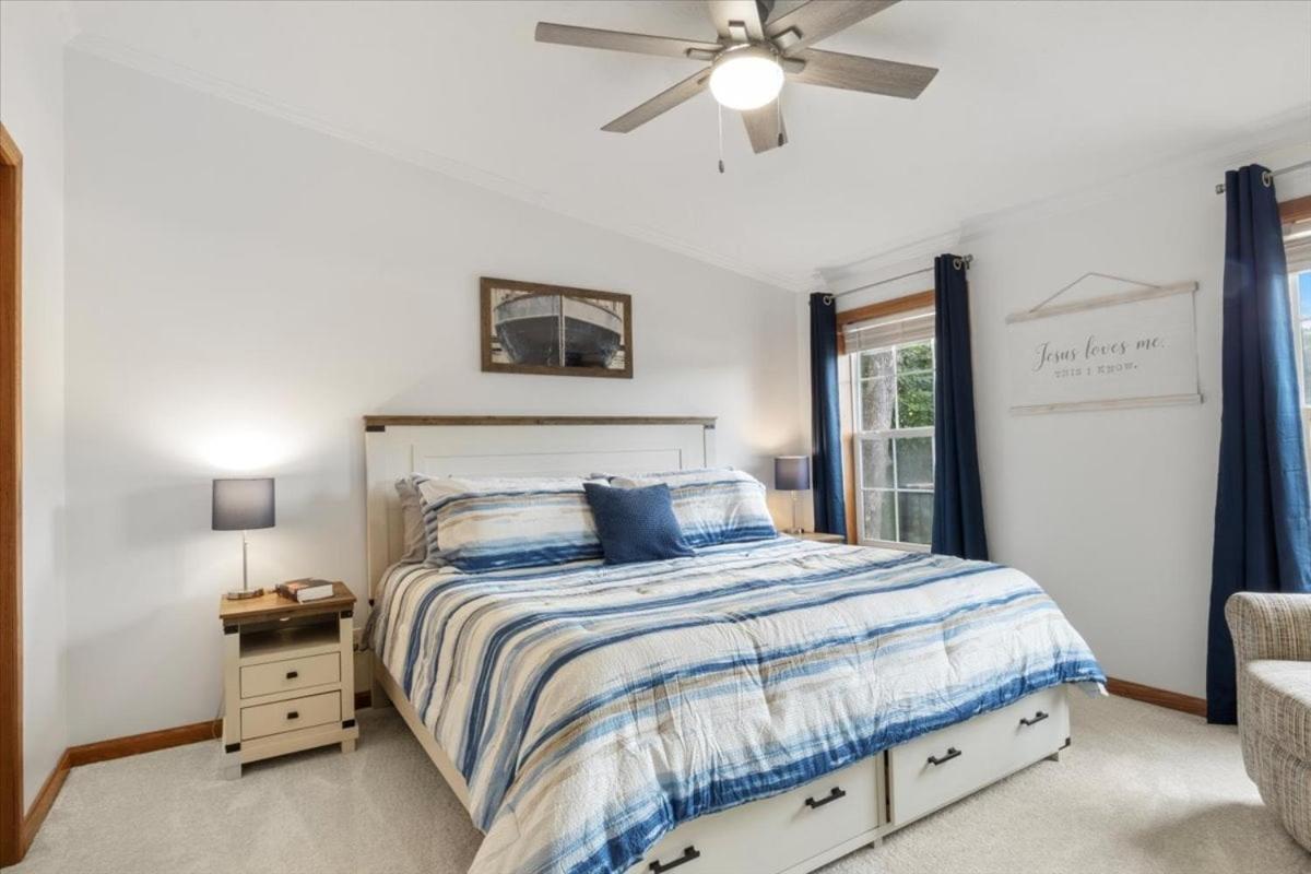 Gentle Sloped Lot, Private Dock, Boat Slip, Kayaks, Fire Table, Lakeview Deck, Family Friendly