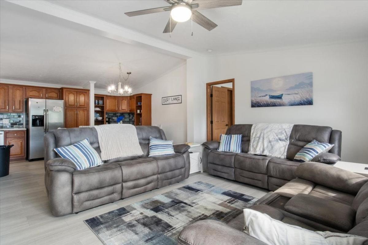 Gentle Sloped Lot, Private Dock, Boat Slip, Kayaks, Fire Table, Lakeview Deck, Family Friendly