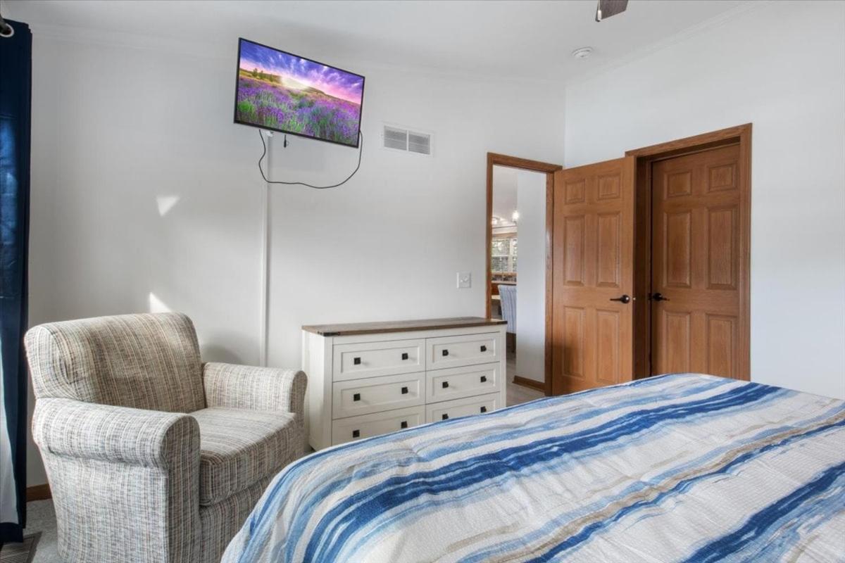 Gentle Sloped Lot, Private Dock, Boat Slip, Kayaks, Fire Table, Lakeview Deck, Family Friendly