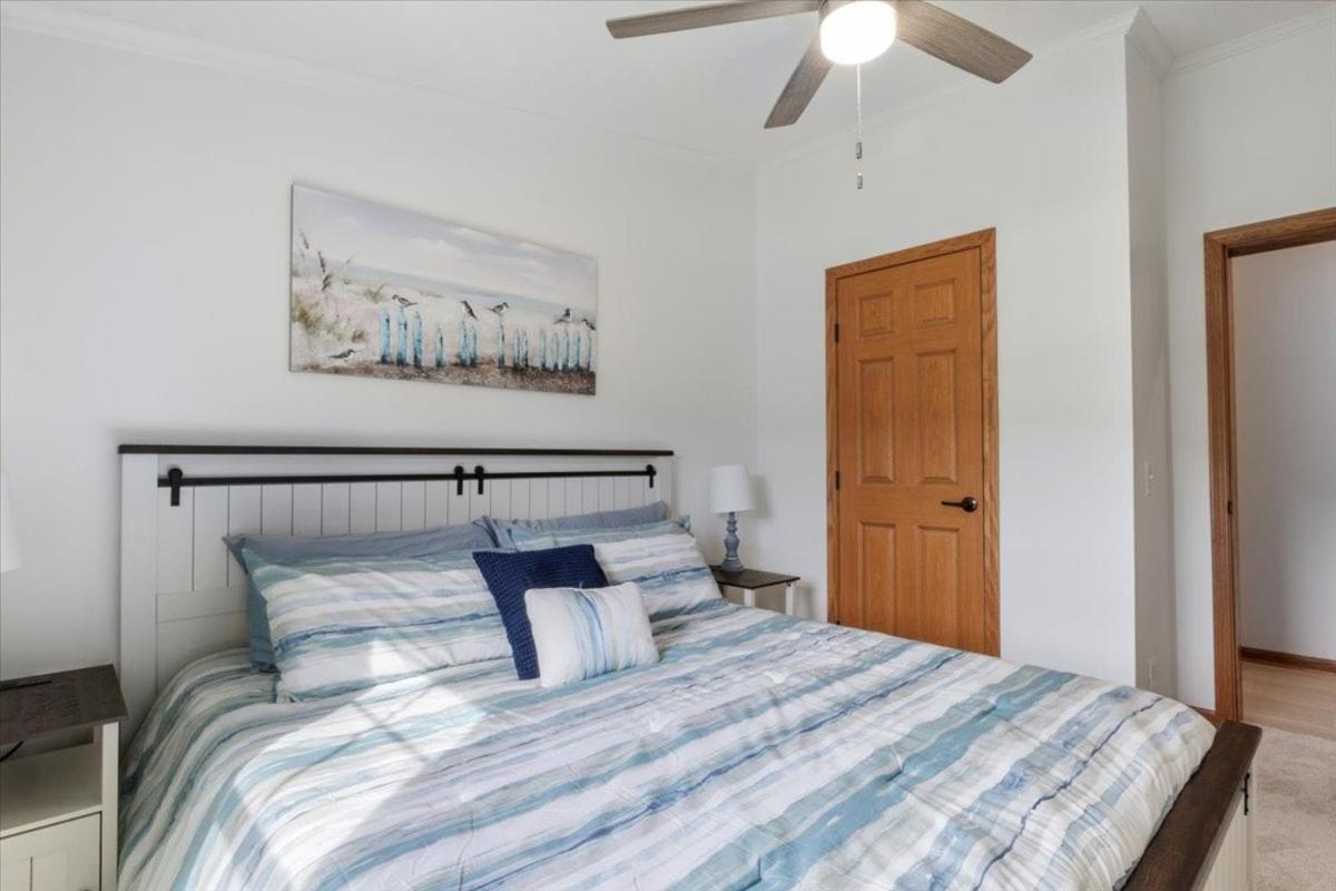 Gentle Sloped Lot, Private Dock, Boat Slip, Kayaks, Fire Table, Lakeview Deck, Family Friendly