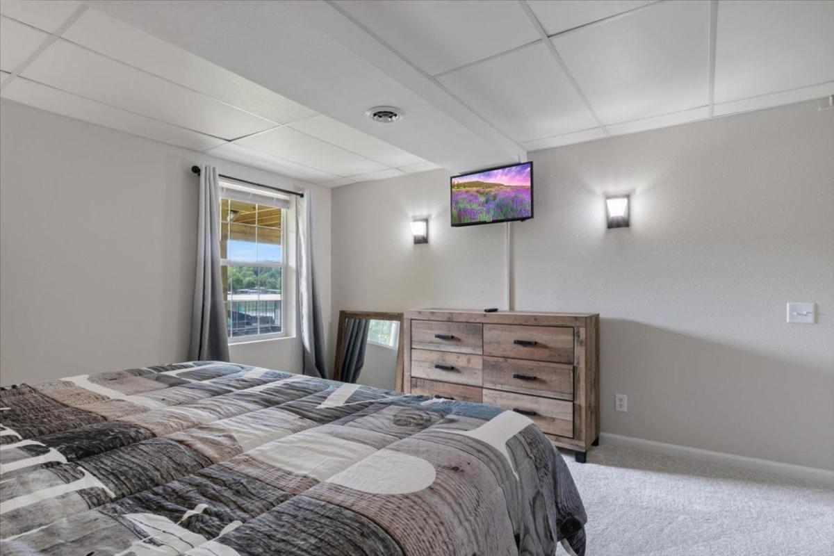 Gentle Sloped Lot, Private Dock, Boat Slip, Kayaks, Fire Table, Lakeview Deck, Family Friendly