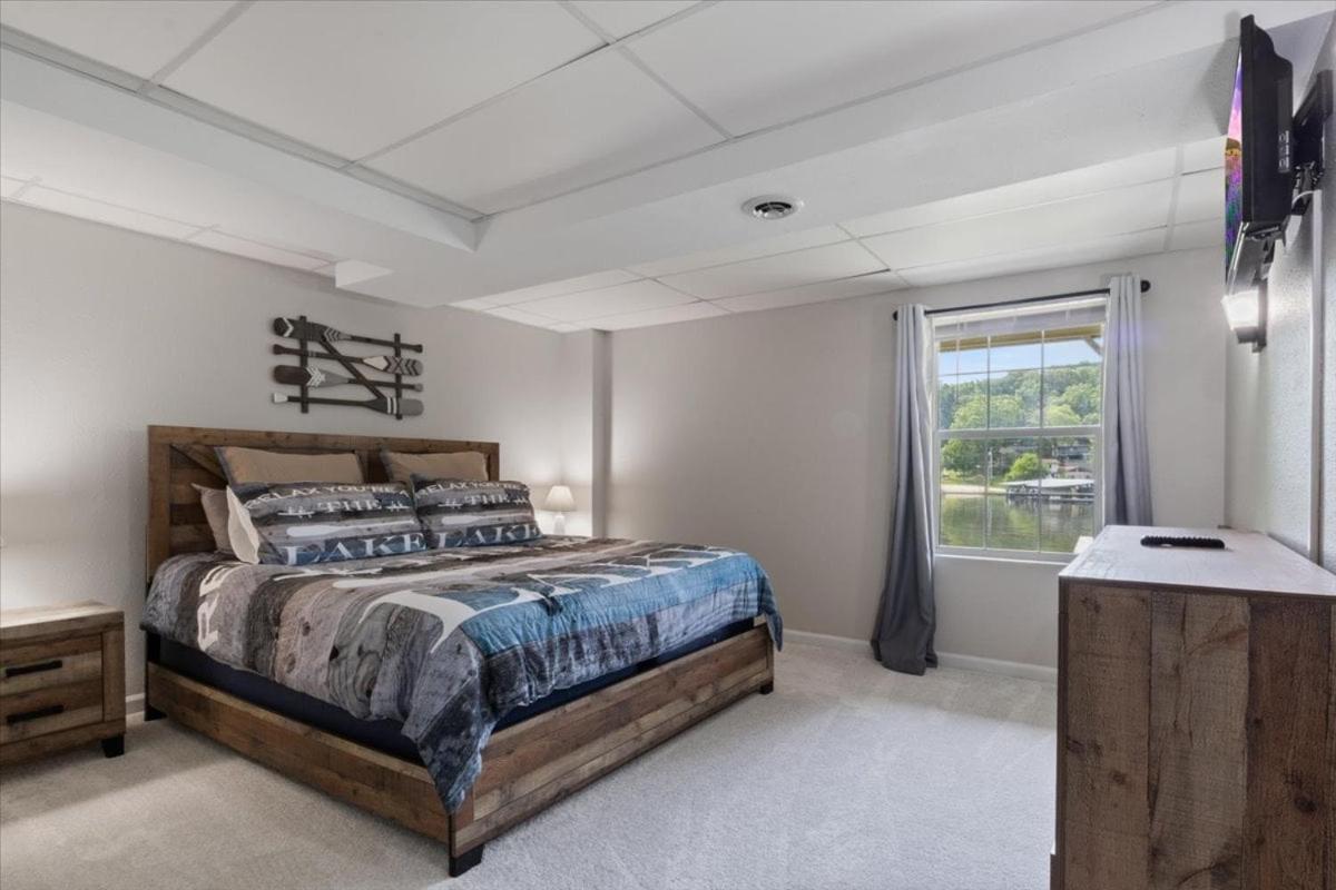Gentle Sloped Lot, Private Dock, Boat Slip, Kayaks, Fire Table, Lakeview Deck, Family Friendly