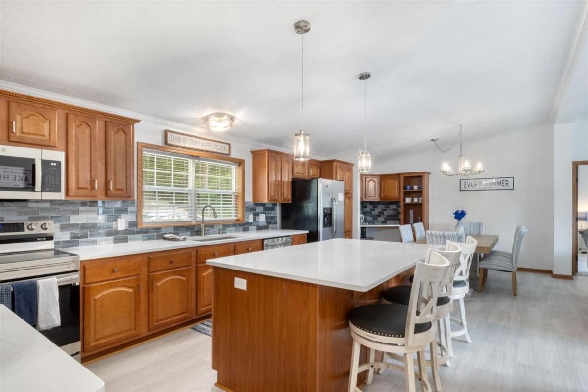 Gentle Sloped Lot, Private Dock, Boat Slip, Kayaks, Fire Table, Lakeview Deck, Family Friendly