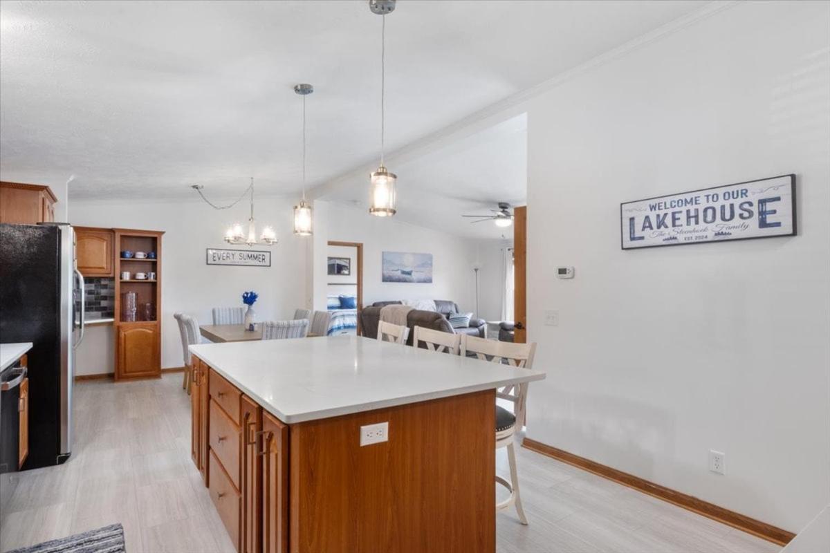 Gentle Sloped Lot, Private Dock, Boat Slip, Kayaks, Fire Table, Lakeview Deck, Family Friendly
